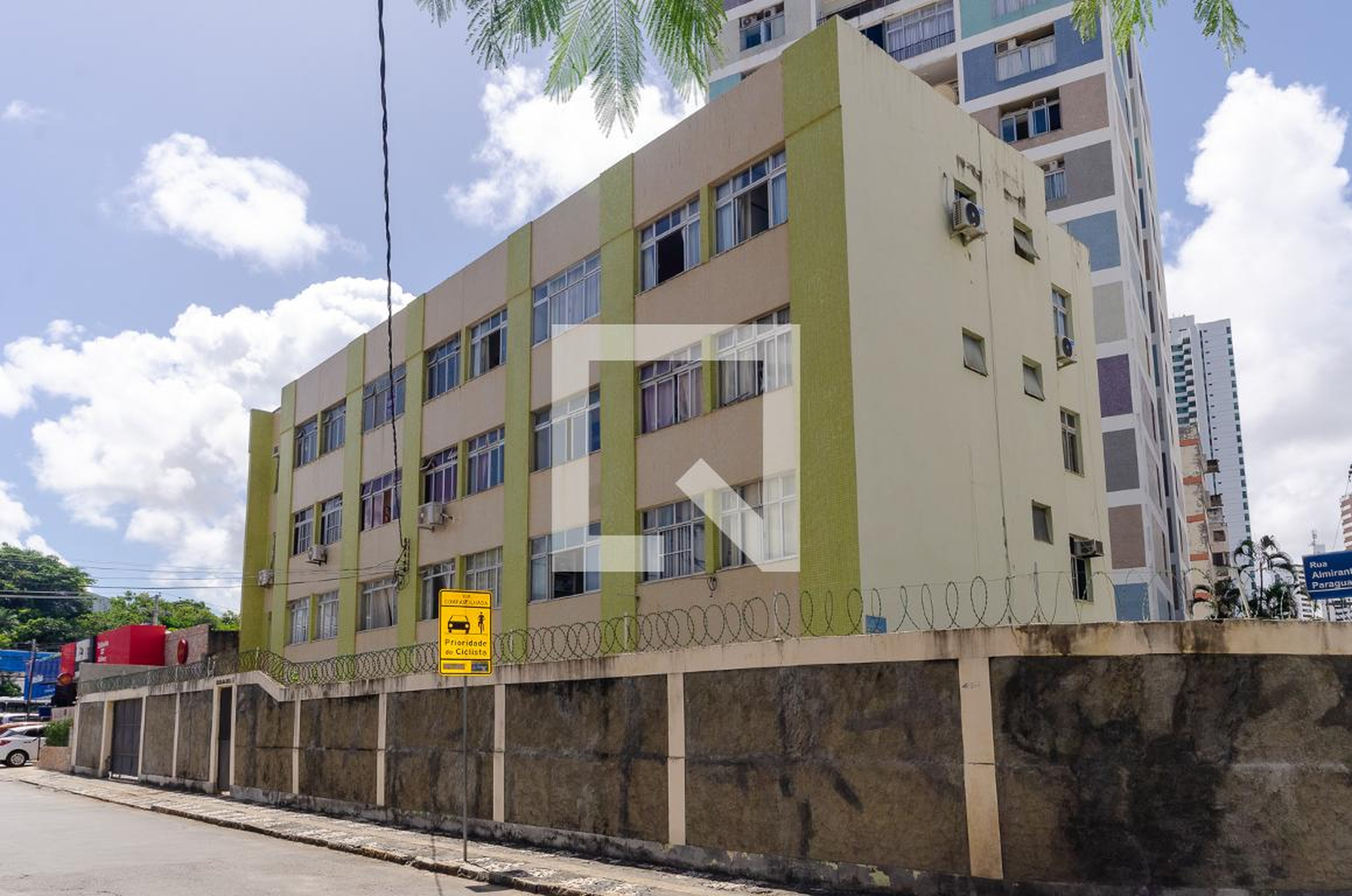 Fachada do Prédio Condomínio em Rua Almirante Carlos Paraguassú de Sá, 50