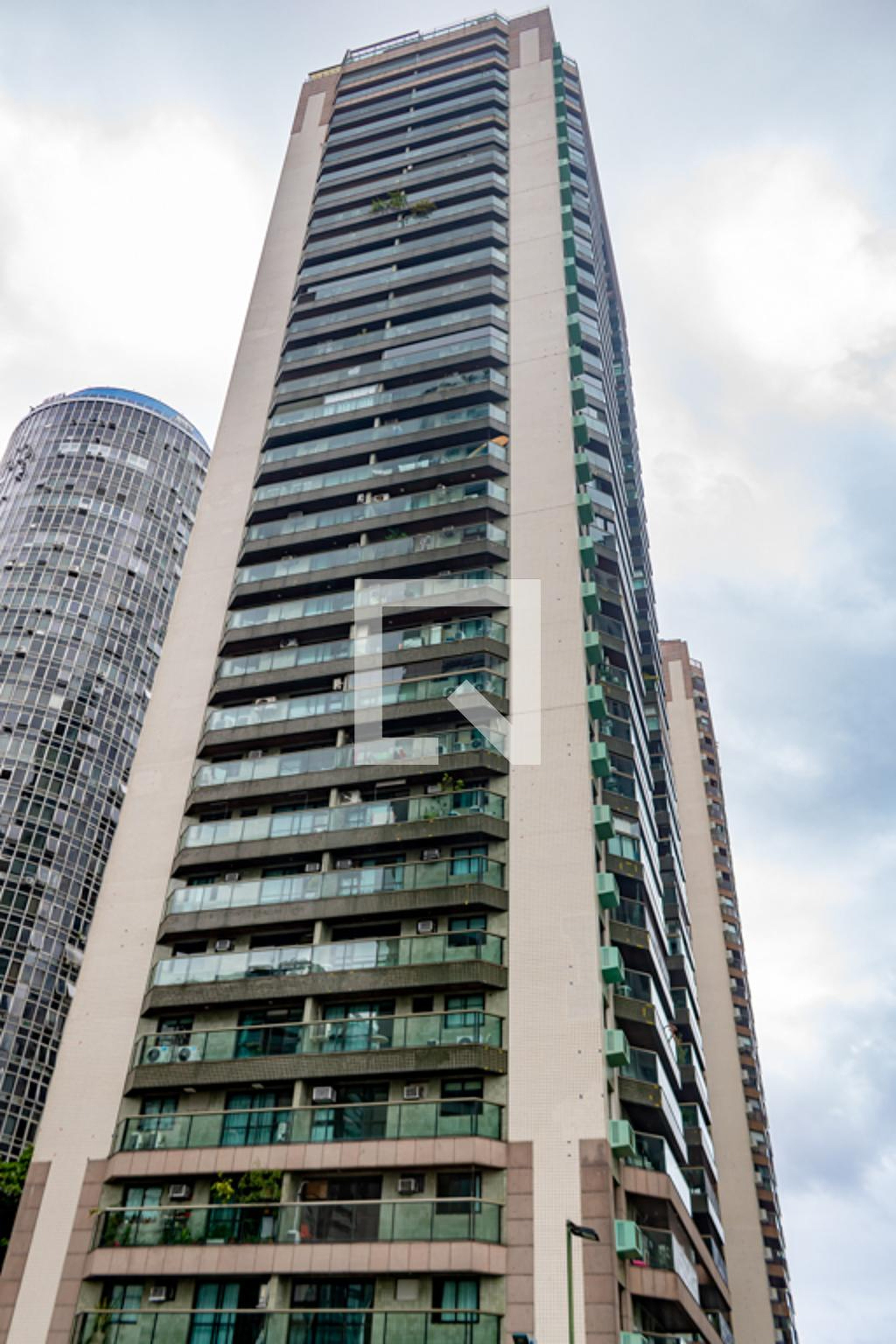 Fachada Condomínio em Avenida Sernambetiba, 3360