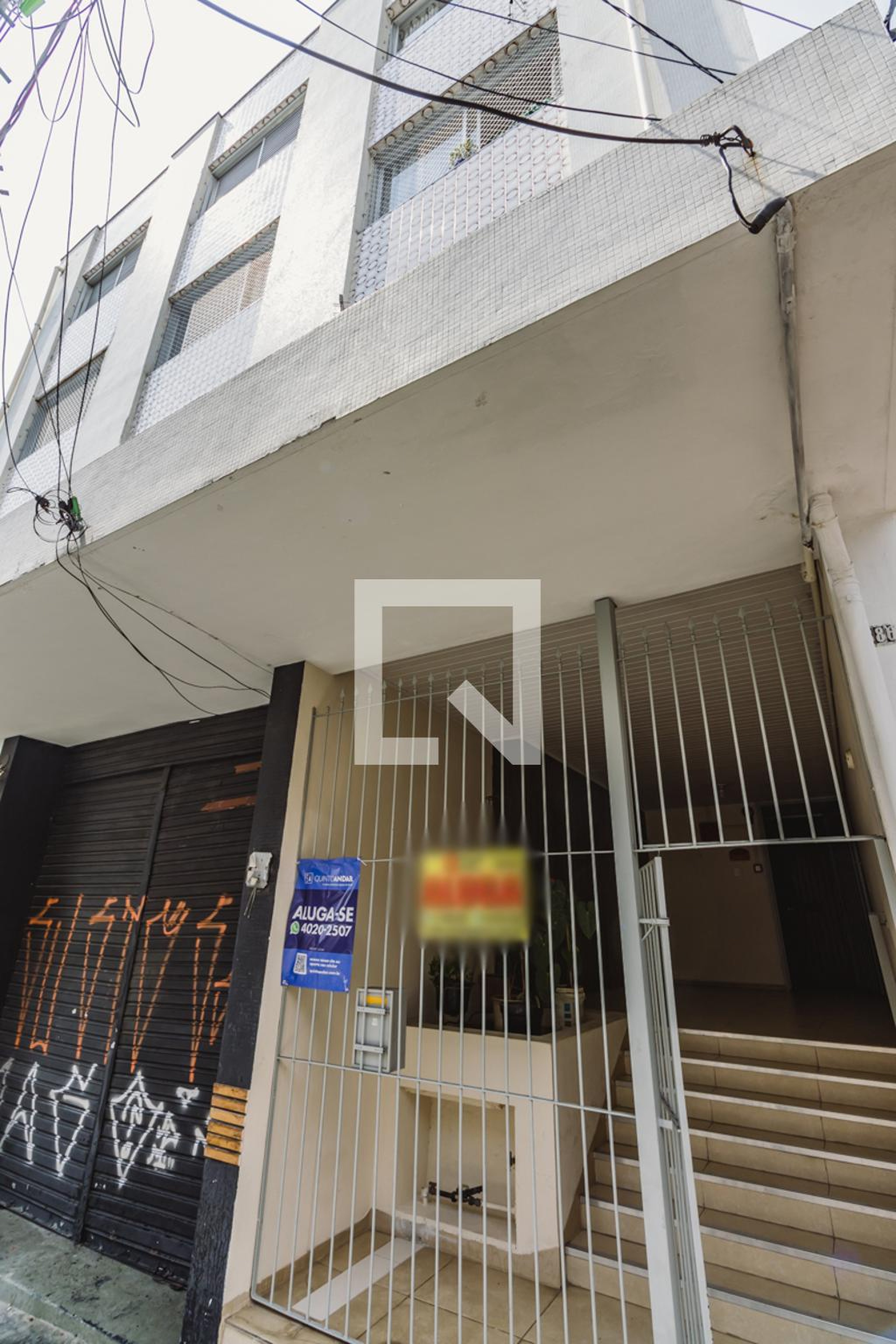 Fachada Condomínio em Rua Vitorino Carmilo, 886