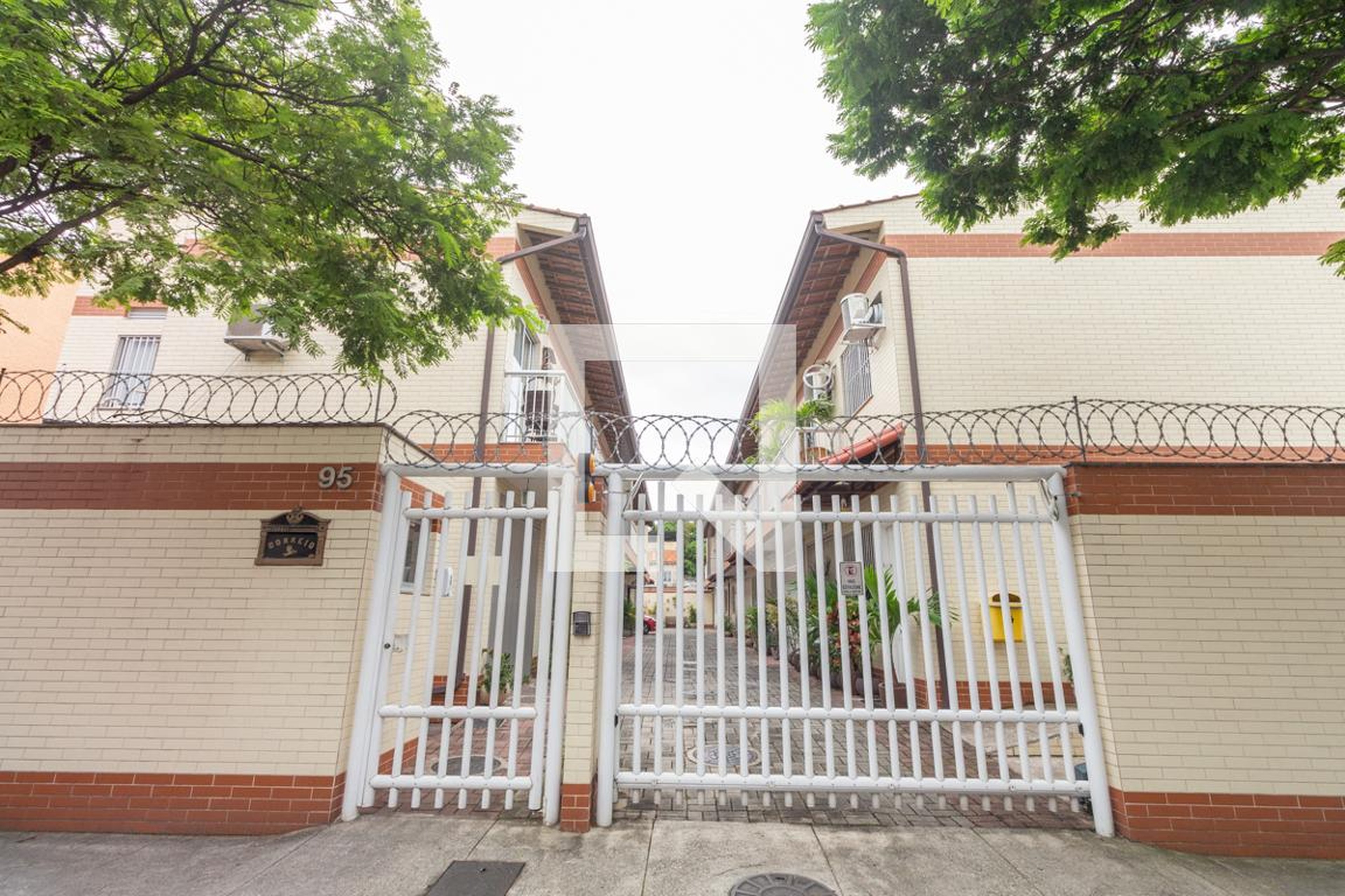 Fachada Condomínio em Rua Emília Ribeiro, 95