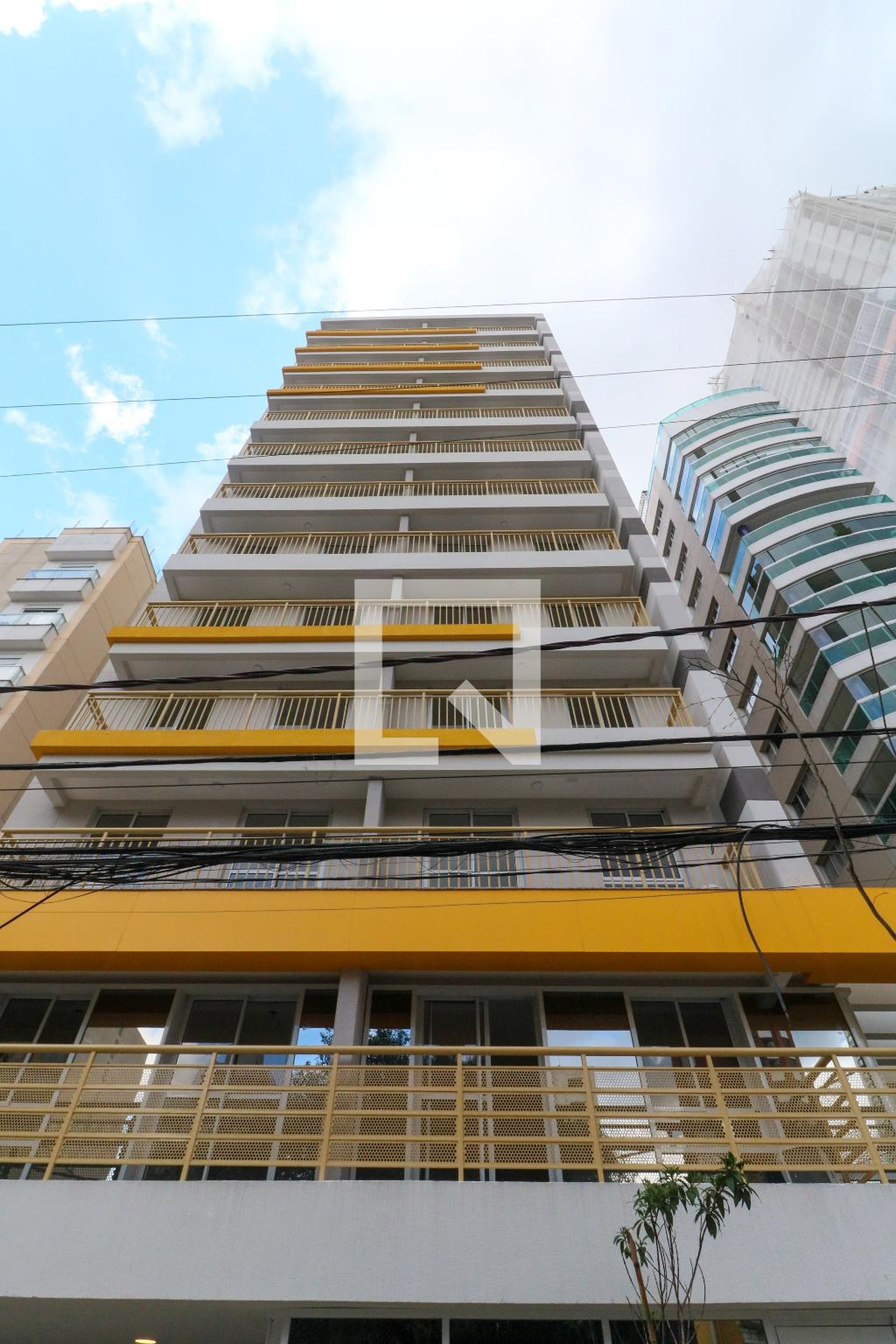 Fachada Condomínio em Rua Alves Guimarães, 233