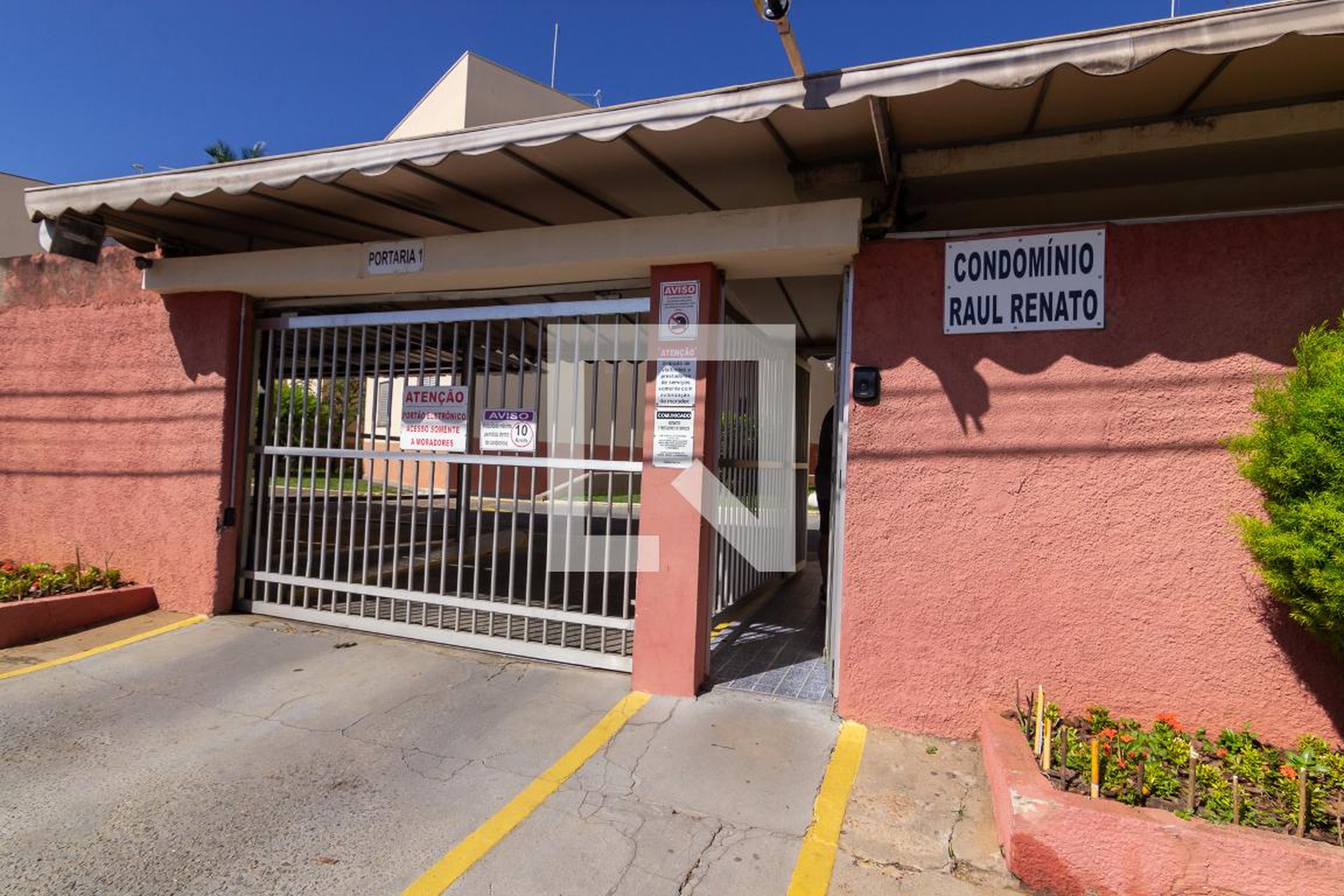 Fachada do Condomínio Condomínio Raul Renato