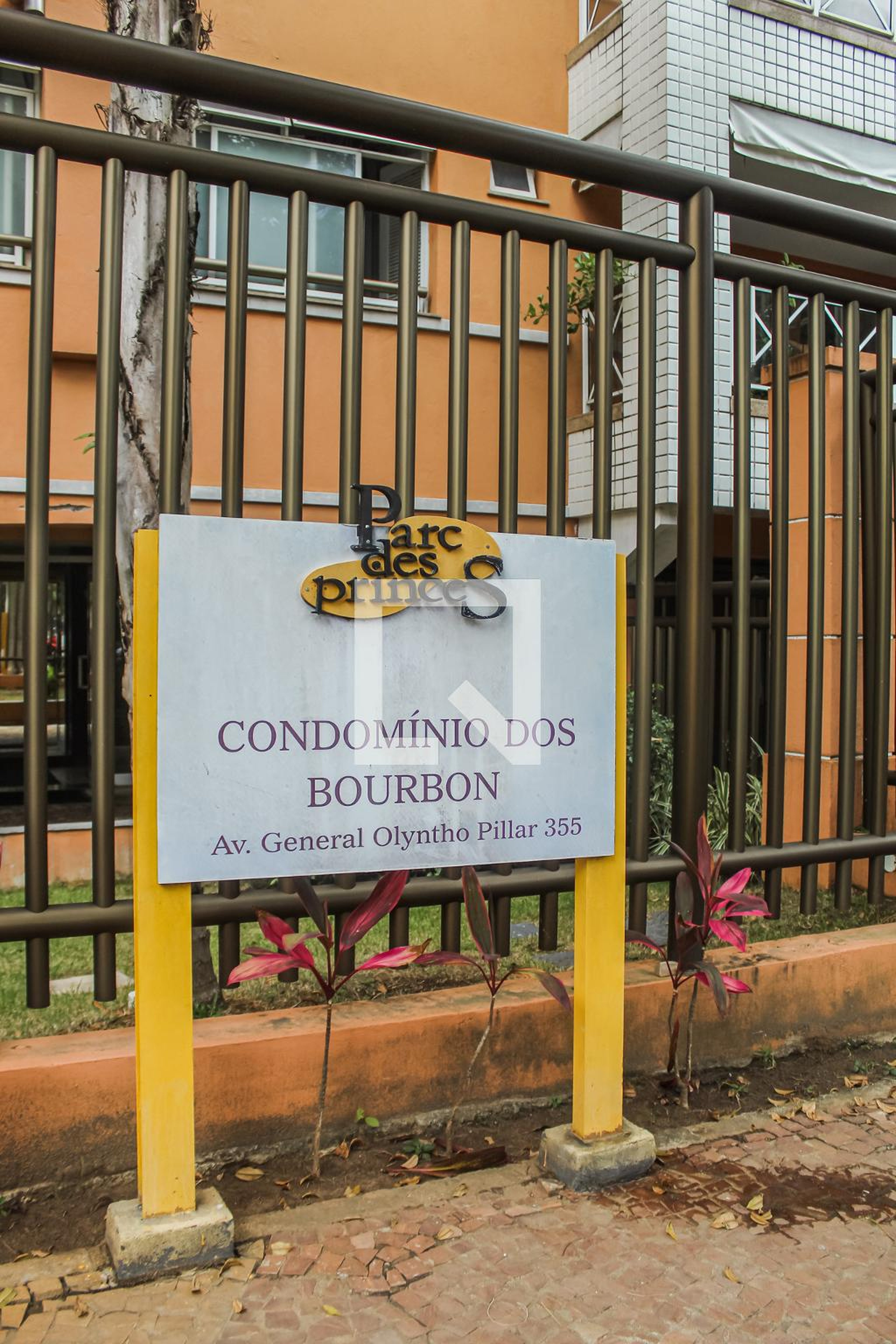 Fachada do Condomínio Condomínio Bourbon