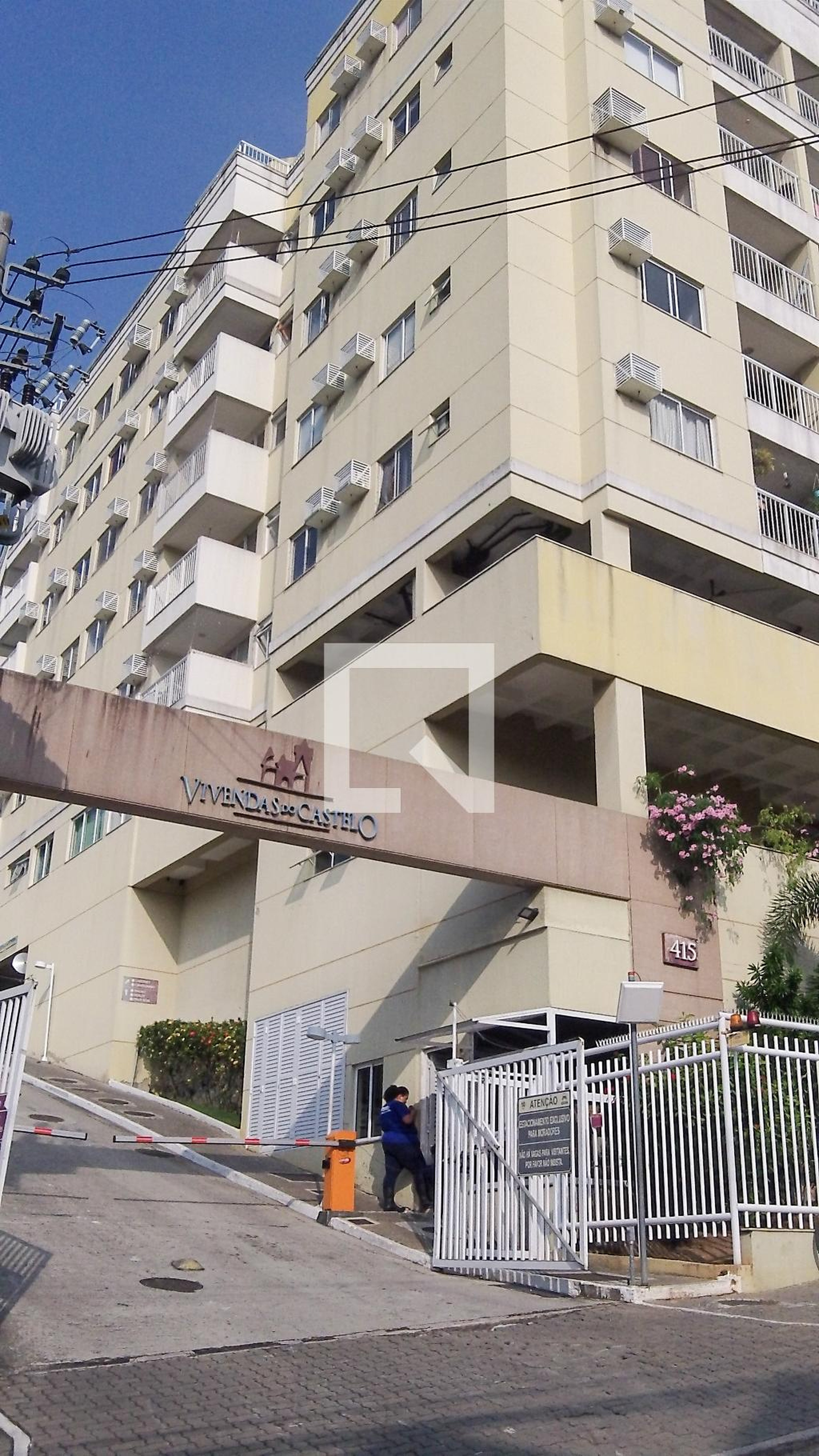 Fachada Condomínio em Rua Samuel das Neves, 413