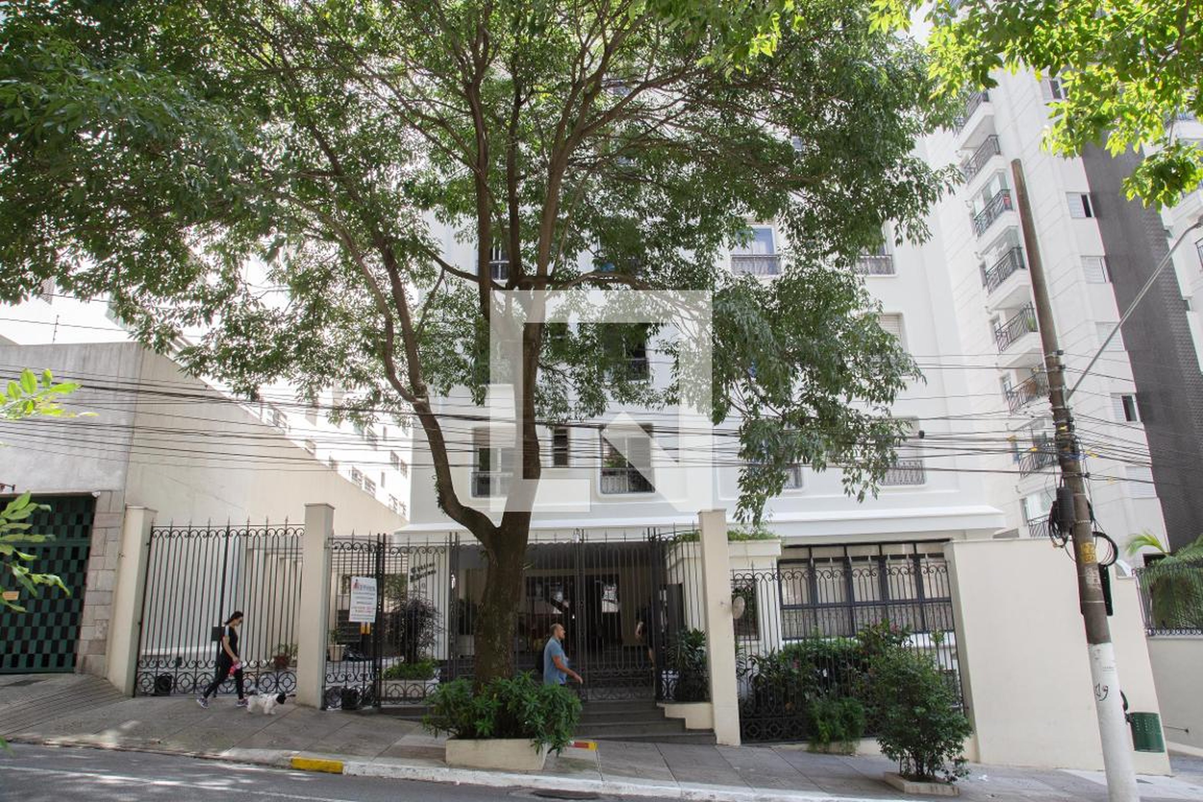 Fachada do Condomínio Edifício Chateau D'Avignon