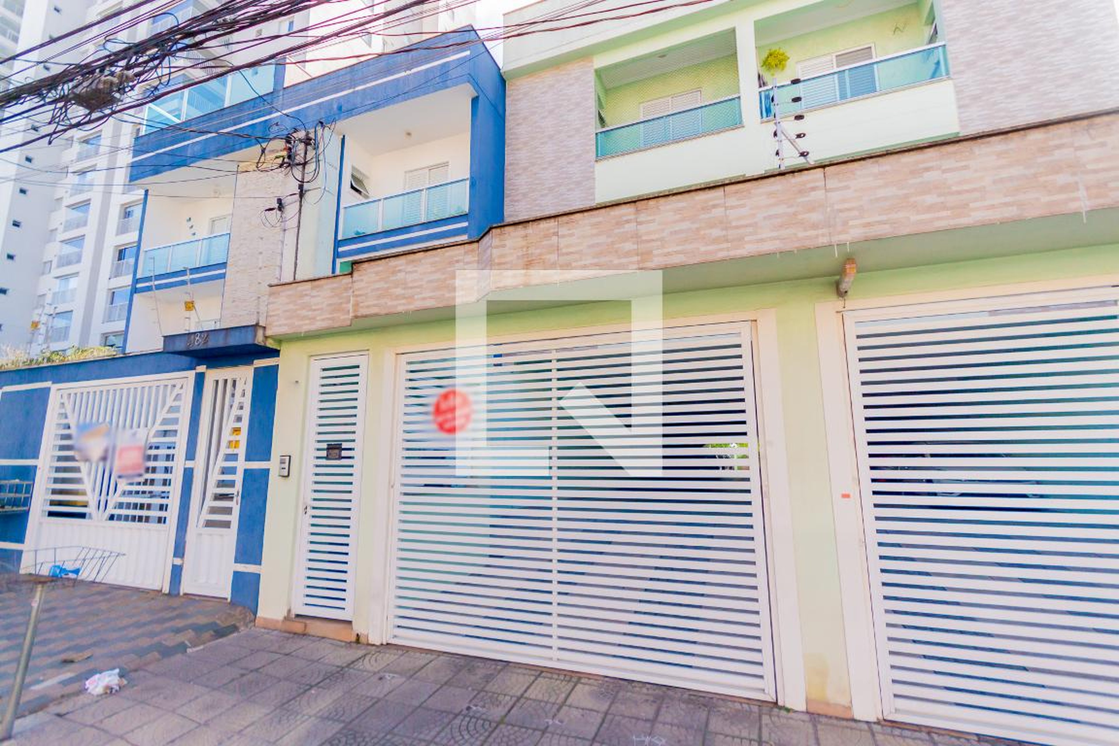 Fachada Condomínio em Rua Vitória Régia, 458