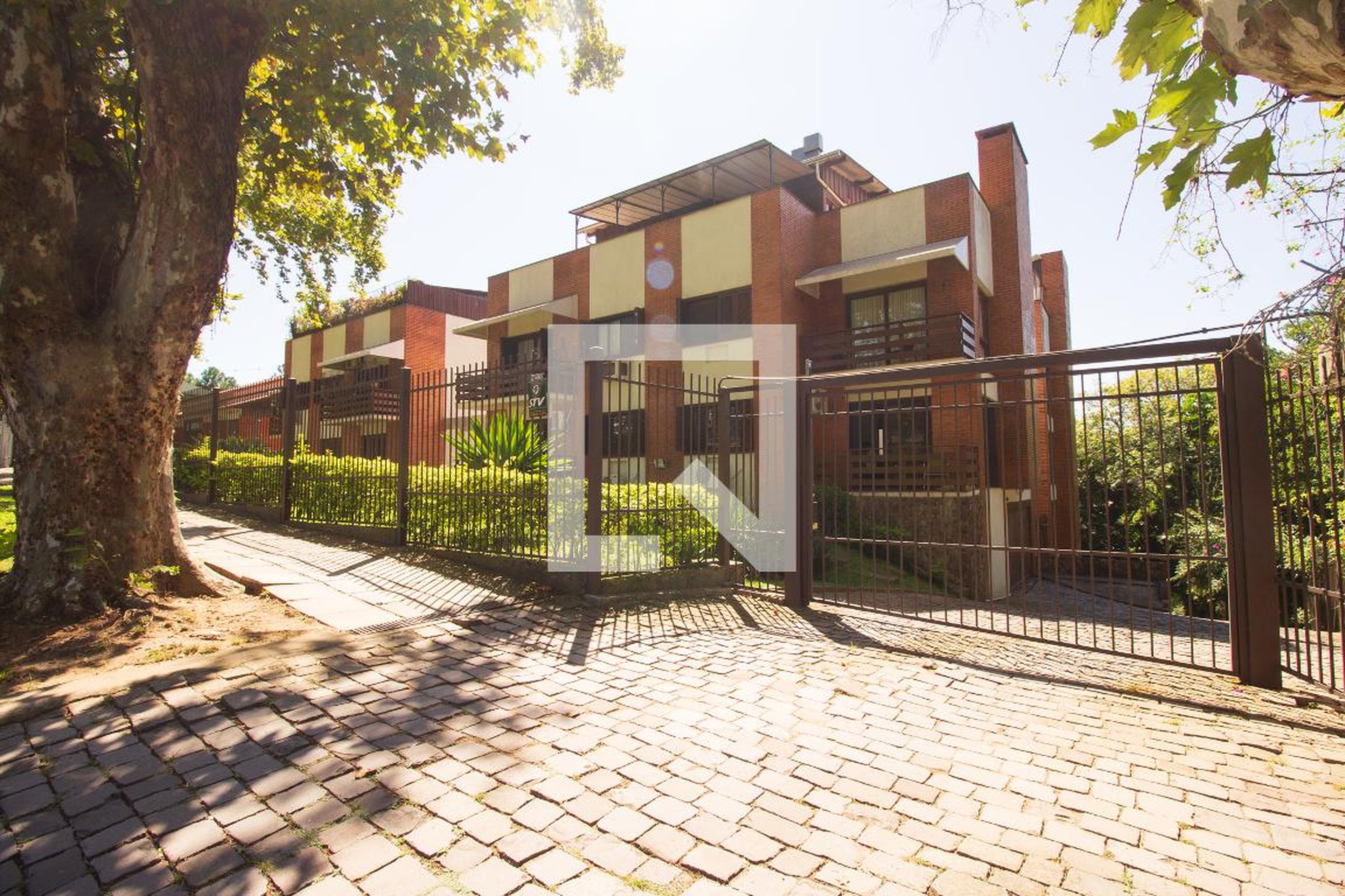 Fachada Condomínio em Rua Doutor Castro de Menezes, 290