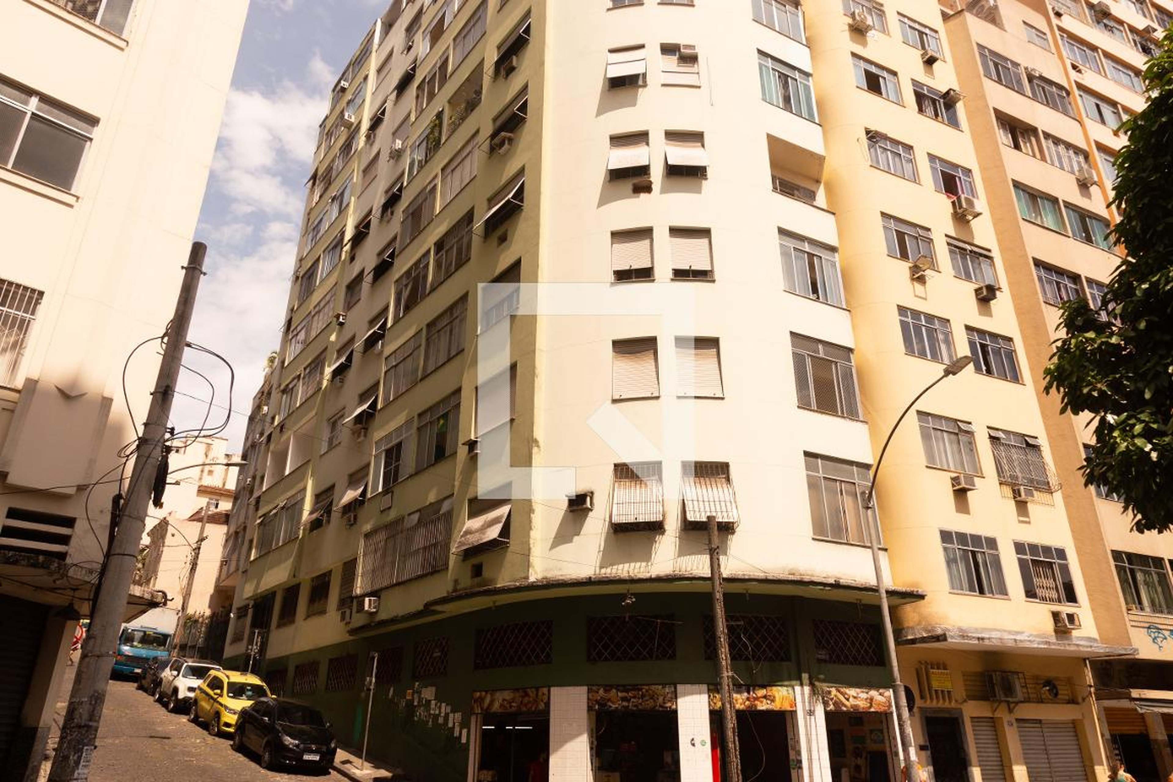 Fachada Condomínio em Rua Costa Barros, 8