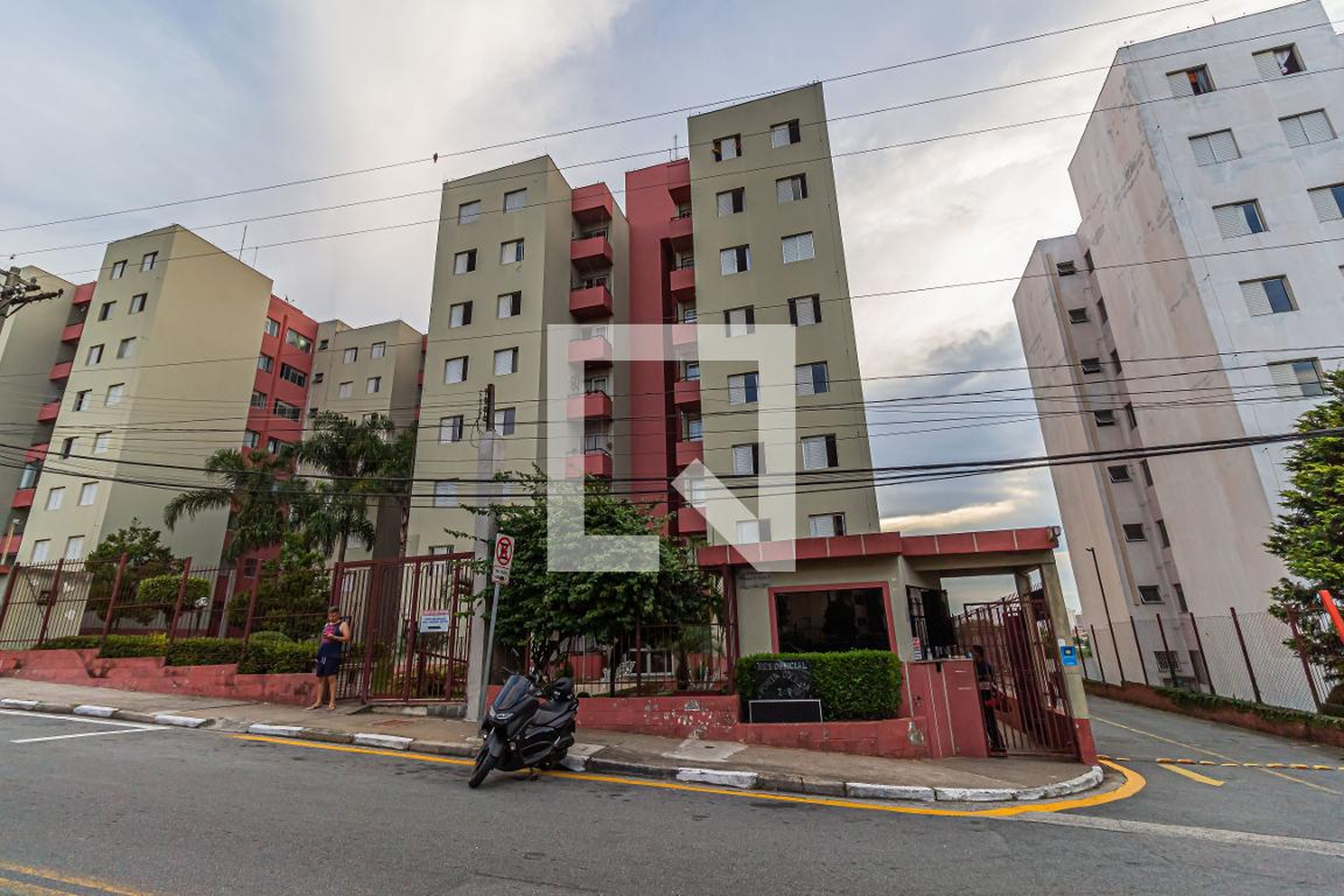 Fachada Condomínio em Rua Valdemar Celestino da Silva, 269