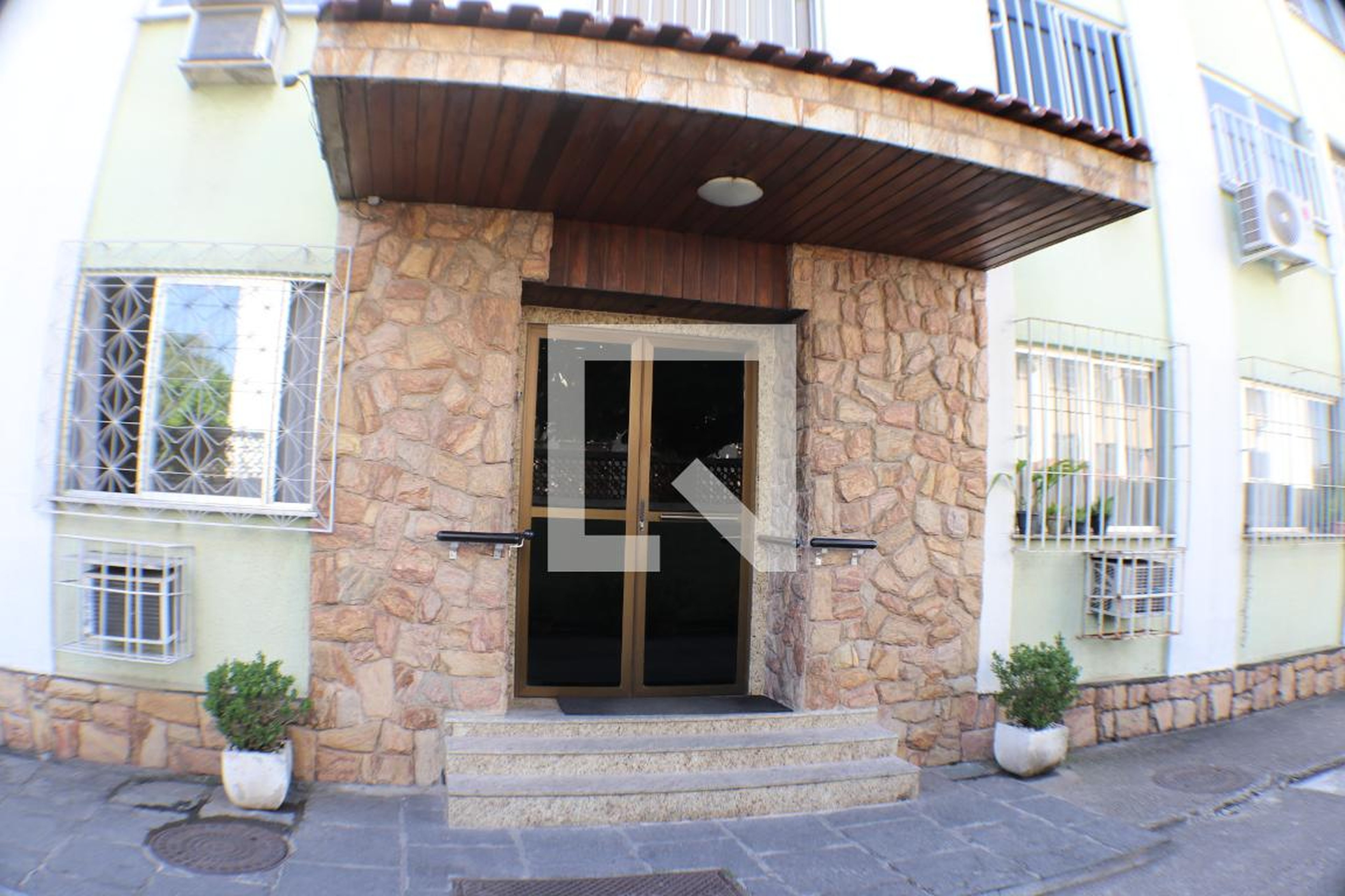 Entrada do prédio - Village do Ariperana