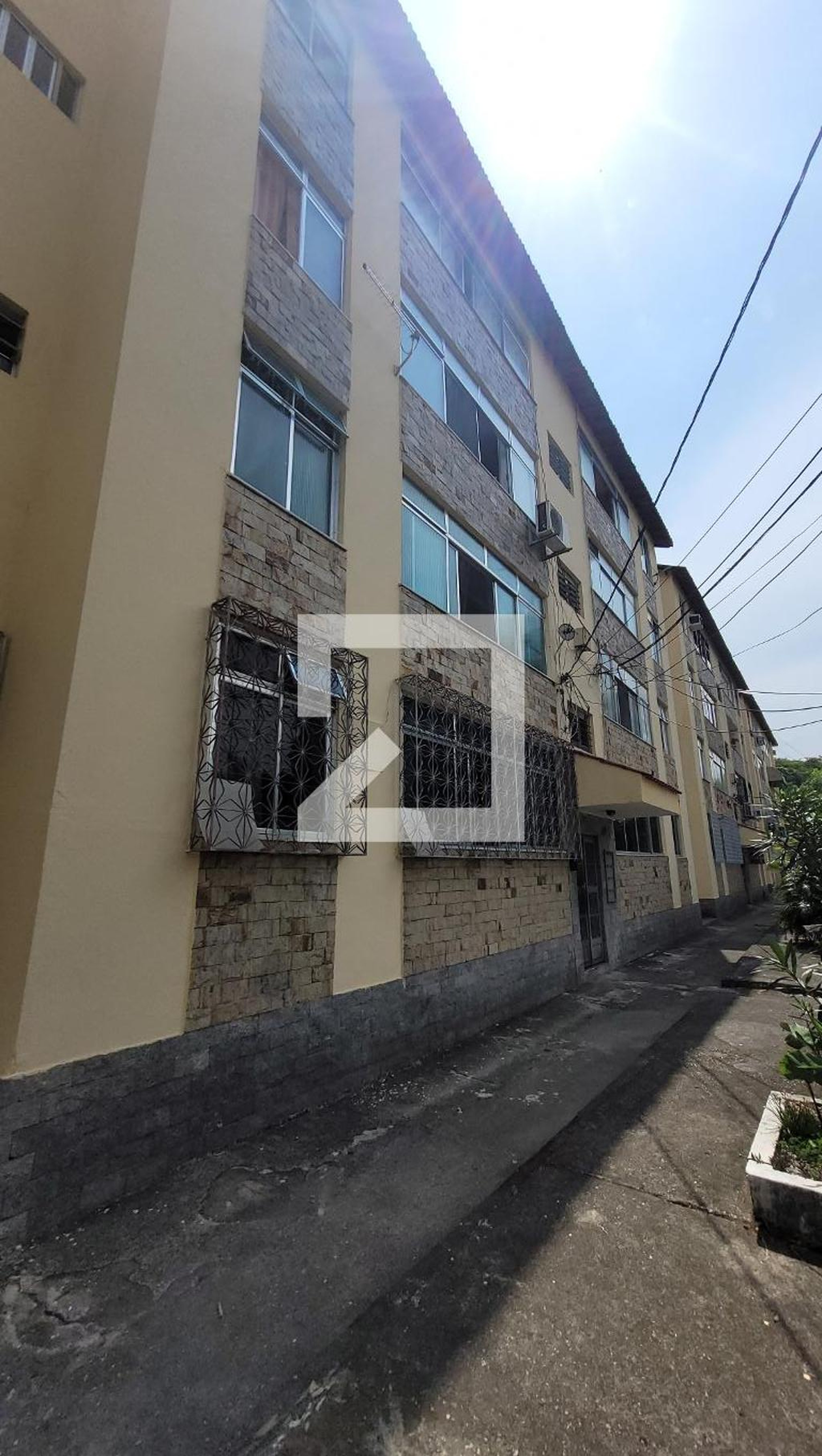 Fachada Condomínio em Rua Santa Camila Pia, 255