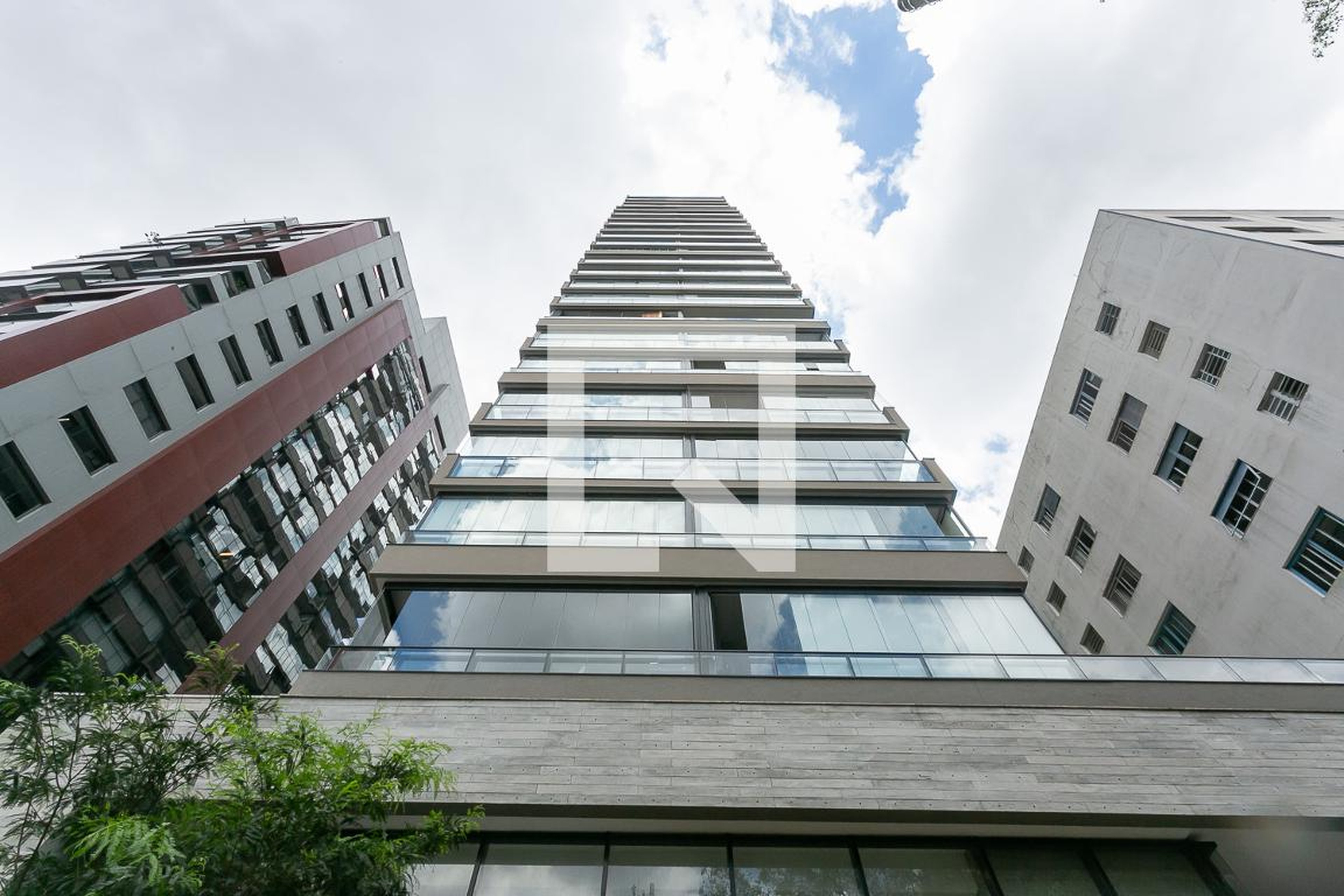 Fachada Condomínio em Rua Capote Valente, 70