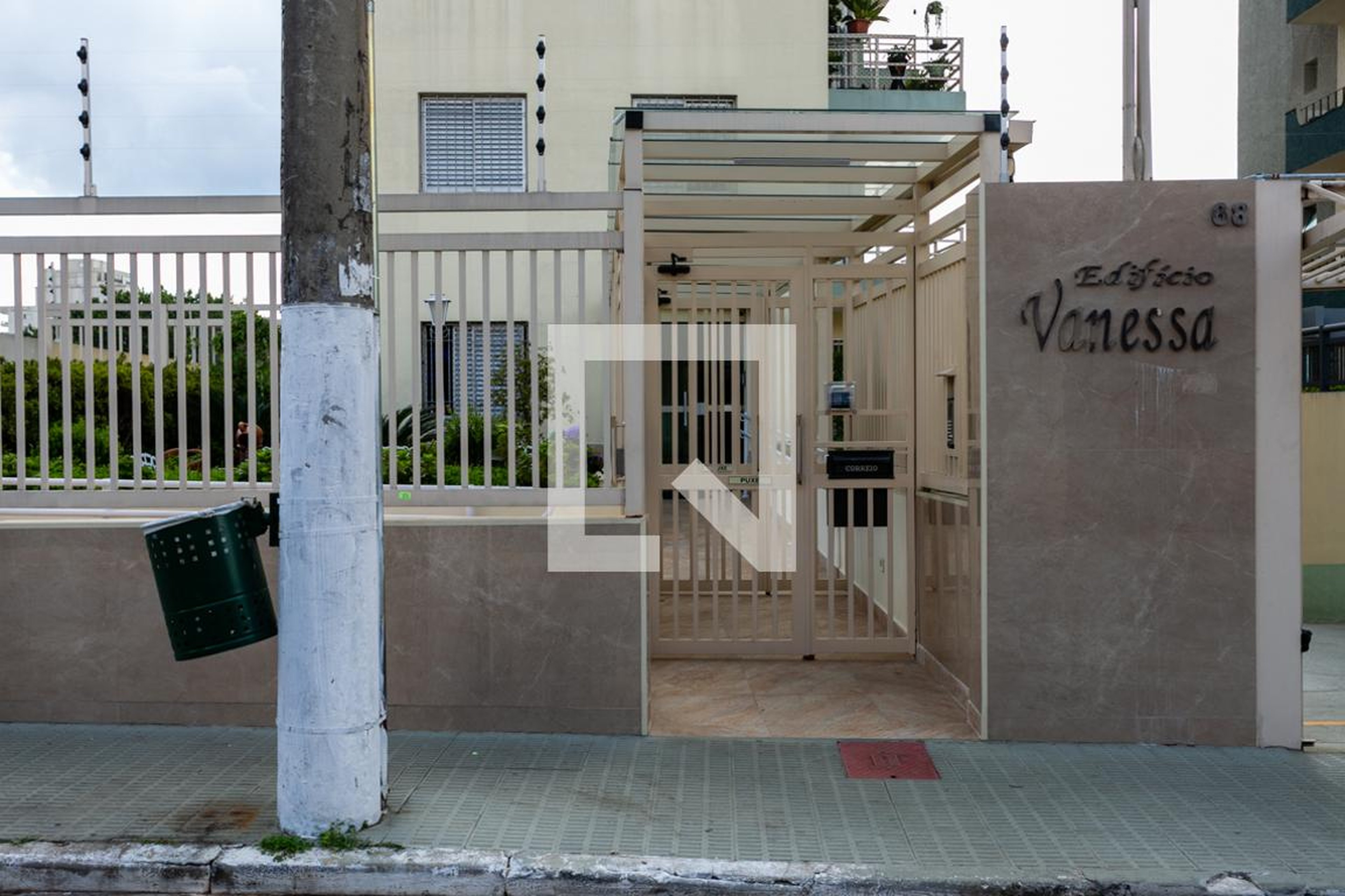 Fachada do condomínio Condomínio em Rua Conde de Resende, 68