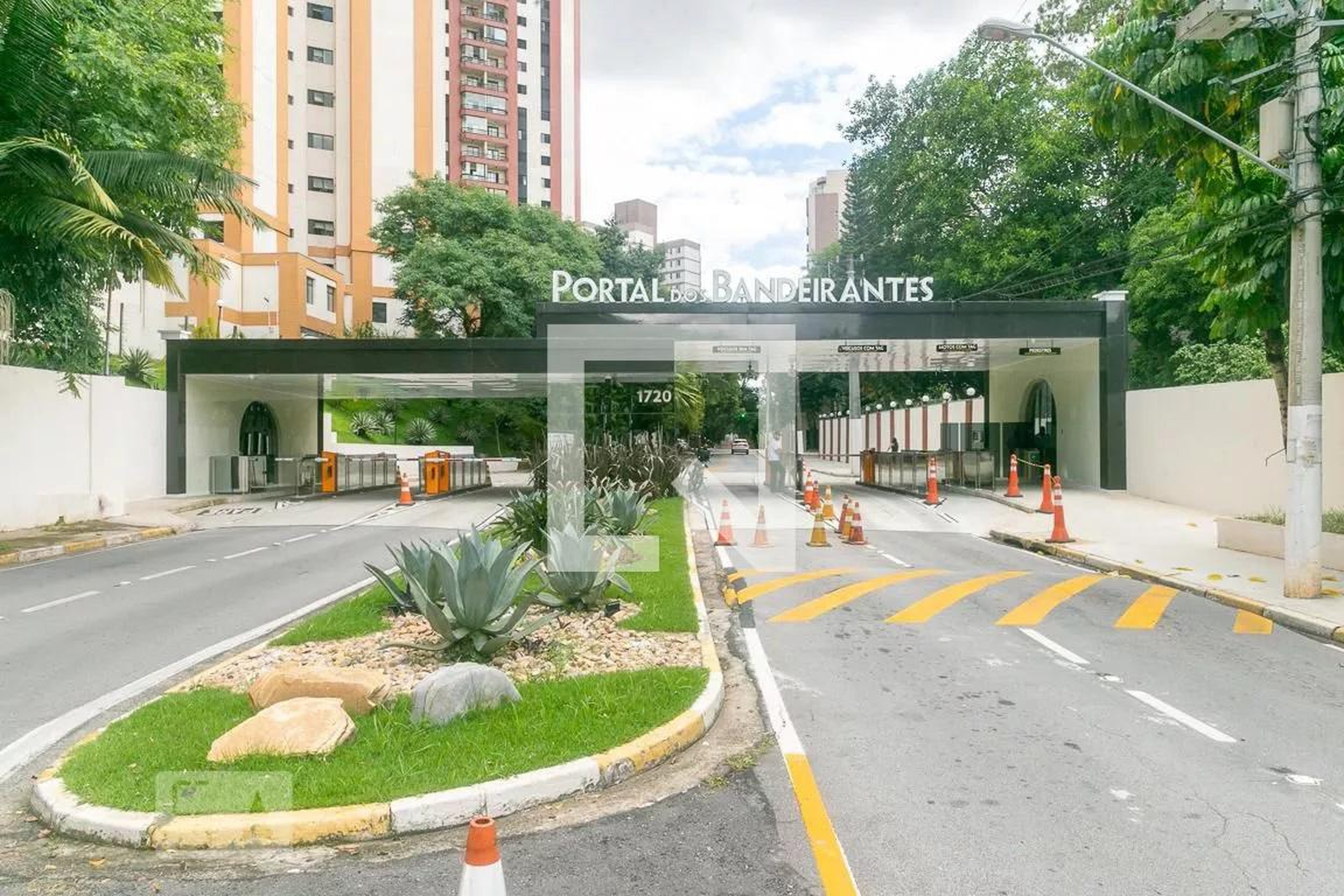 Fachada do Condomínio Condomínio Portal dos Bandeirantes