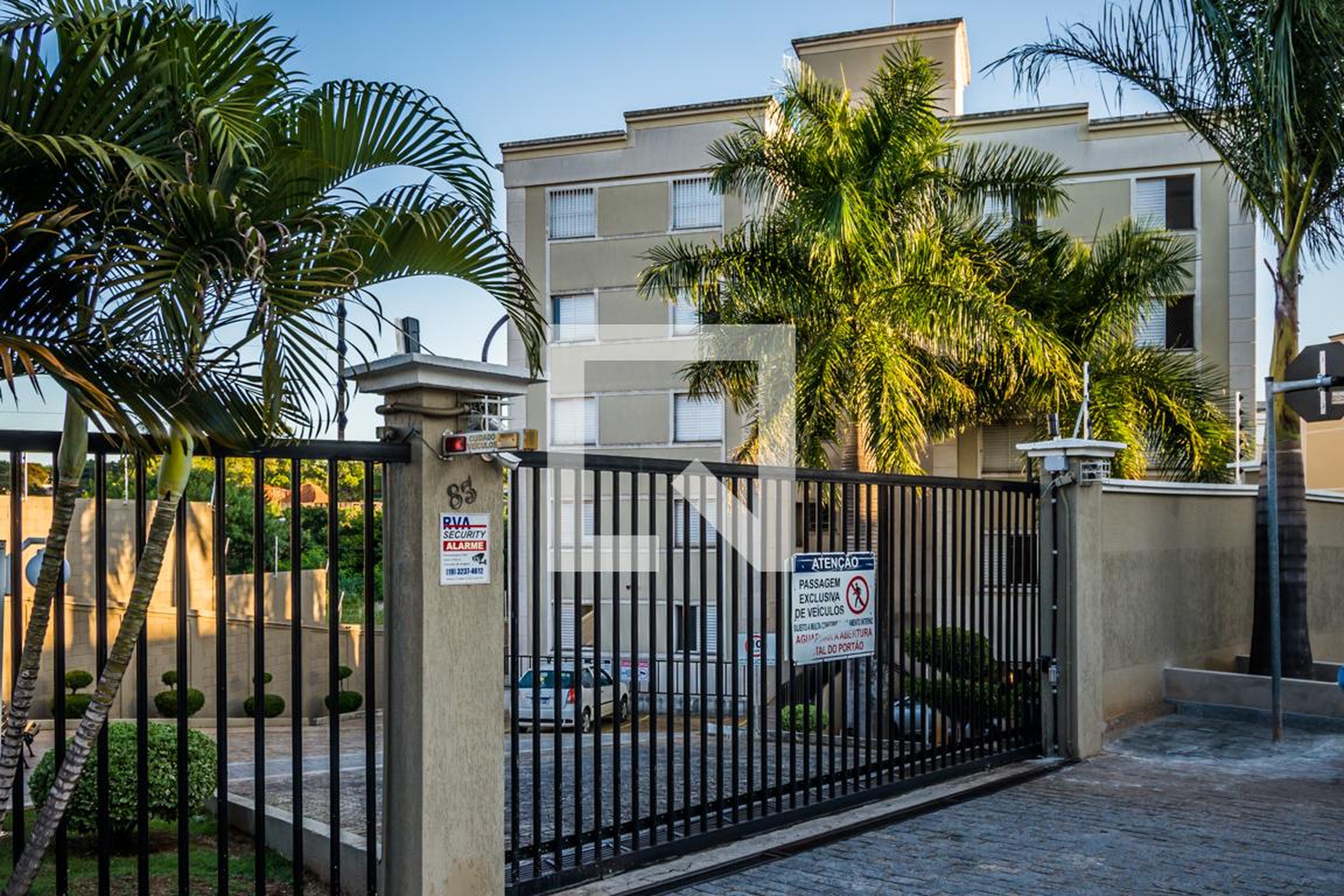 Fachada Condomínio em Rua Francisco de Assis Pupo, 166