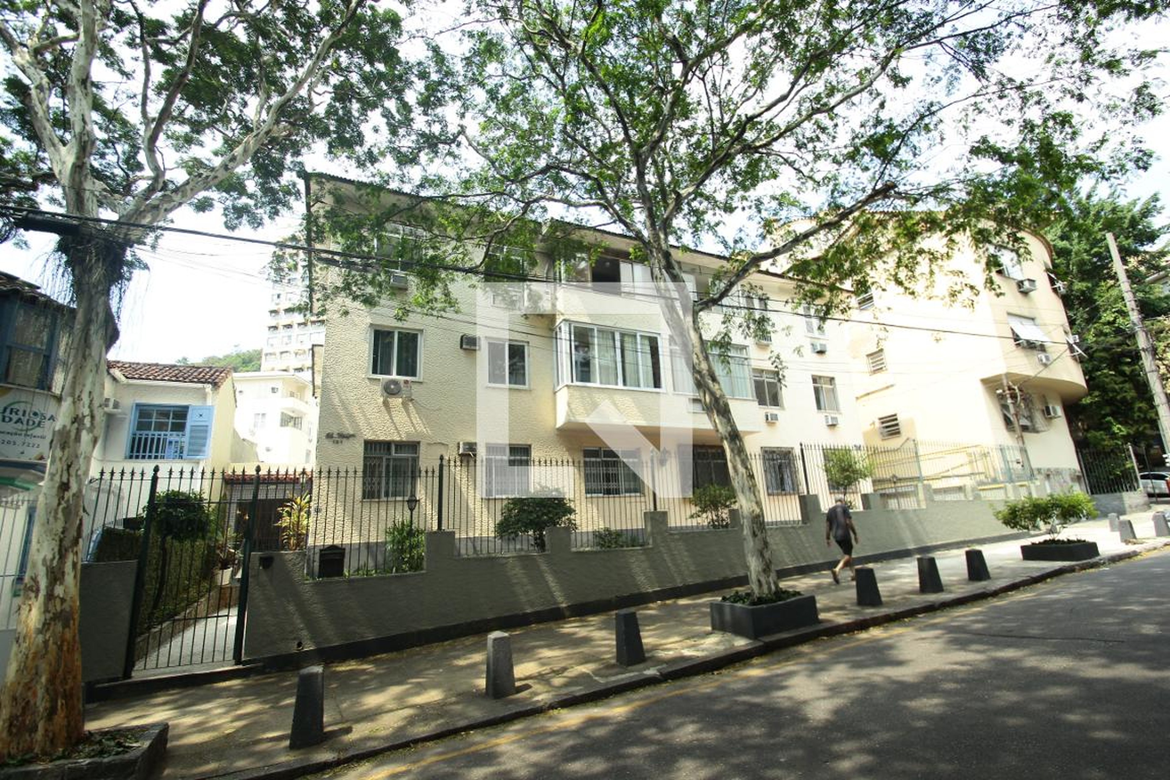 Fachada do Prédio Condomínio em Rua Professor Estelita Lins, 141