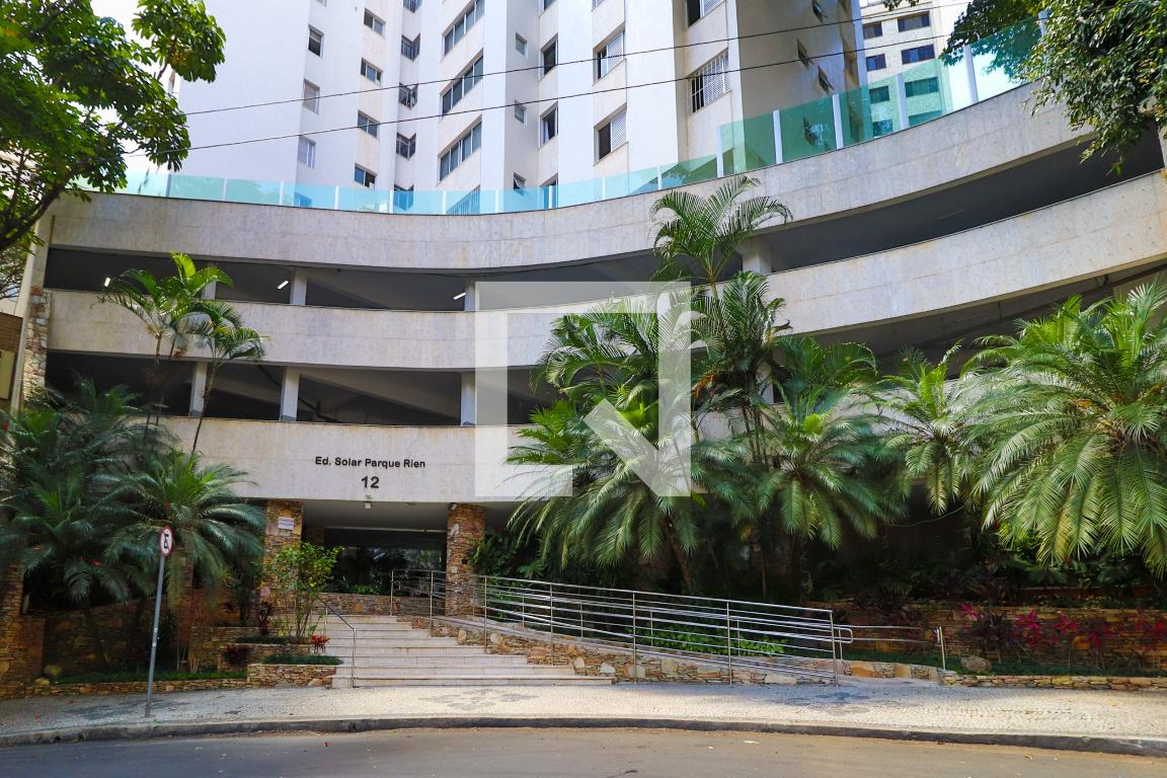 Fachada do Condomínio Edifício Solar Parque Rien