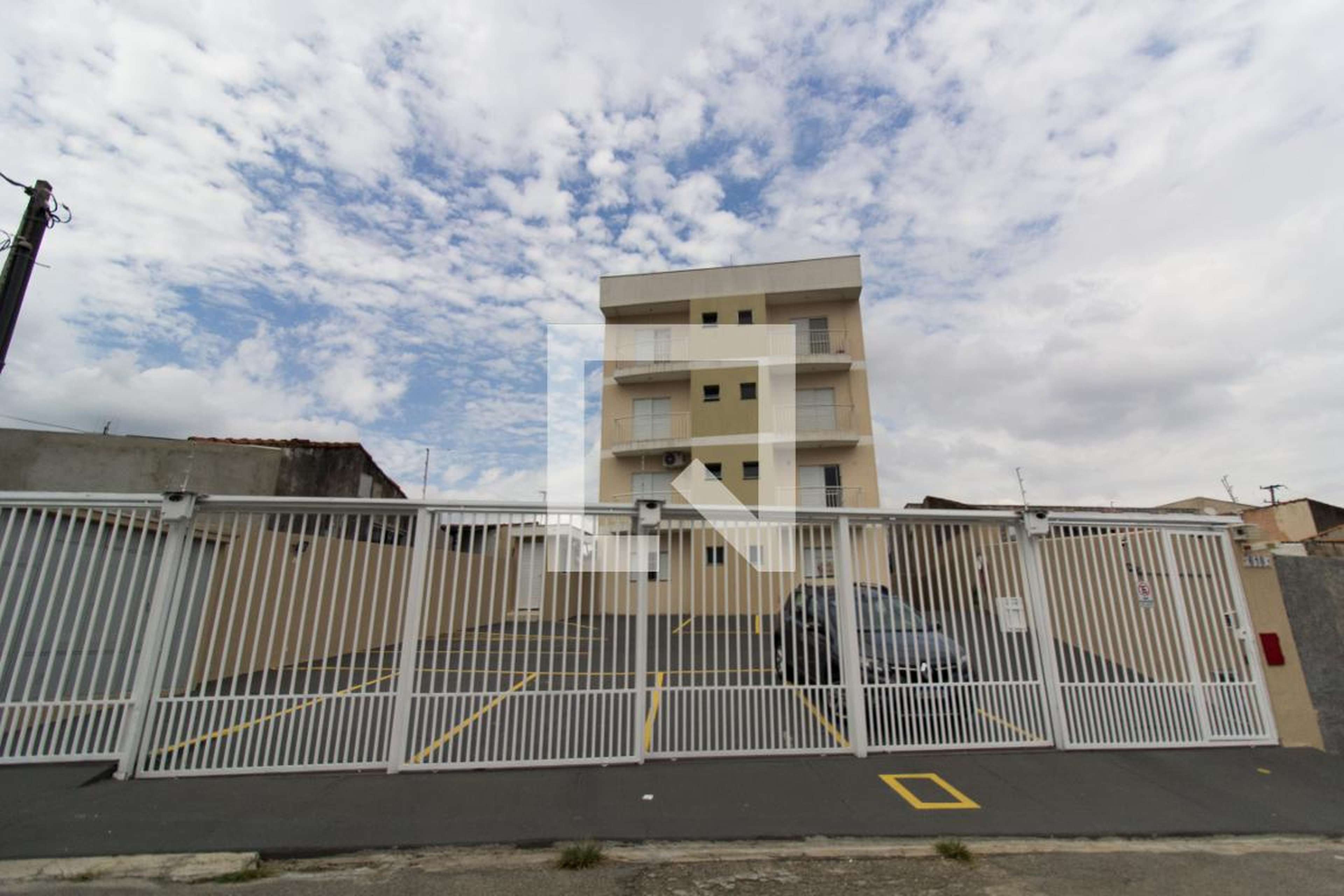 Fachada Condomínio em Rua Ermolau del Cistia, 256