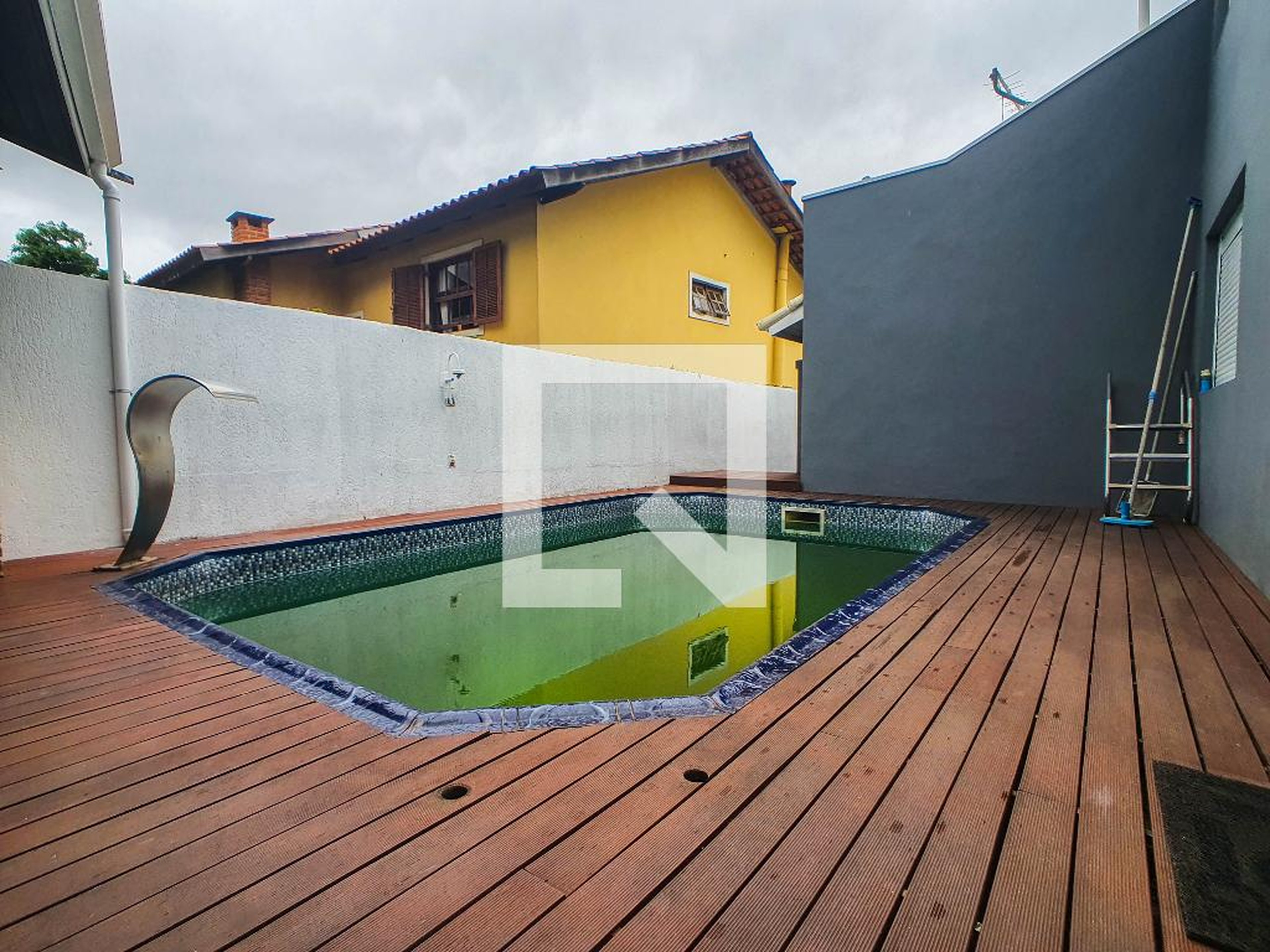 Piscina Condomínio em Rua dos Cravos, 464