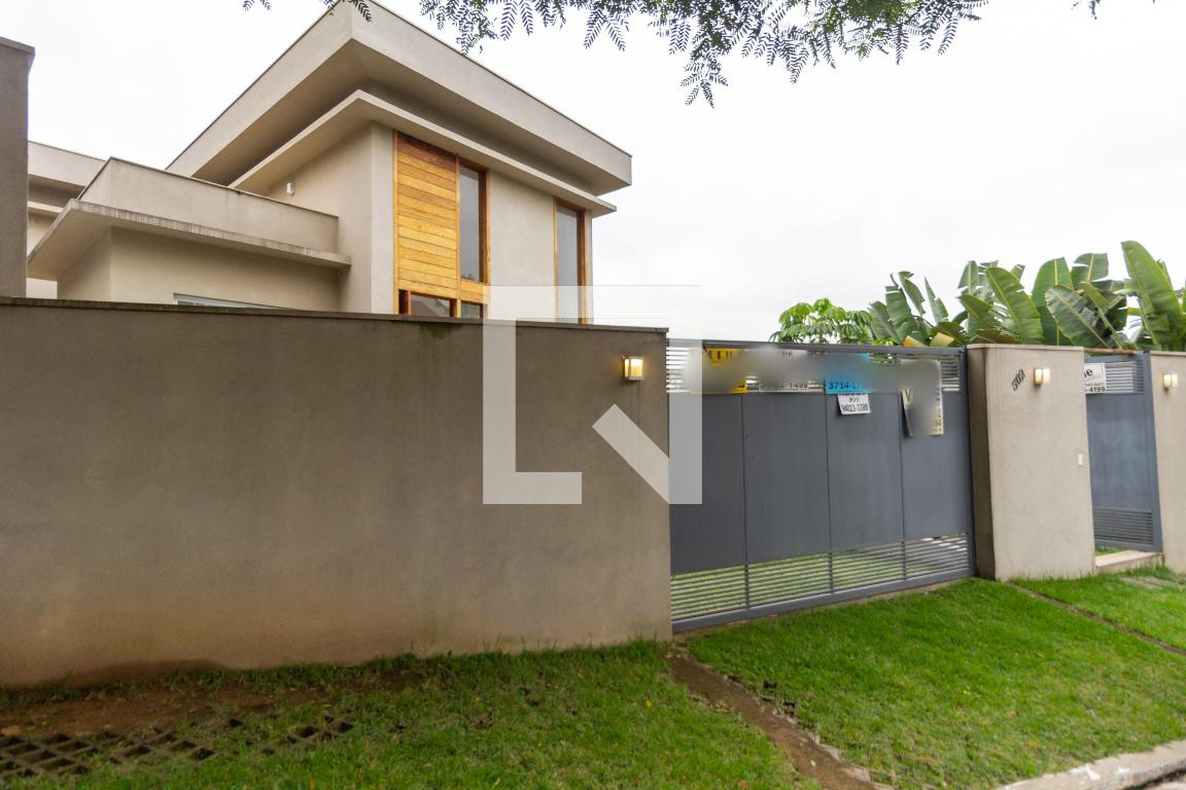 Fachada Condomínio em Rua Sibipiruna, 302