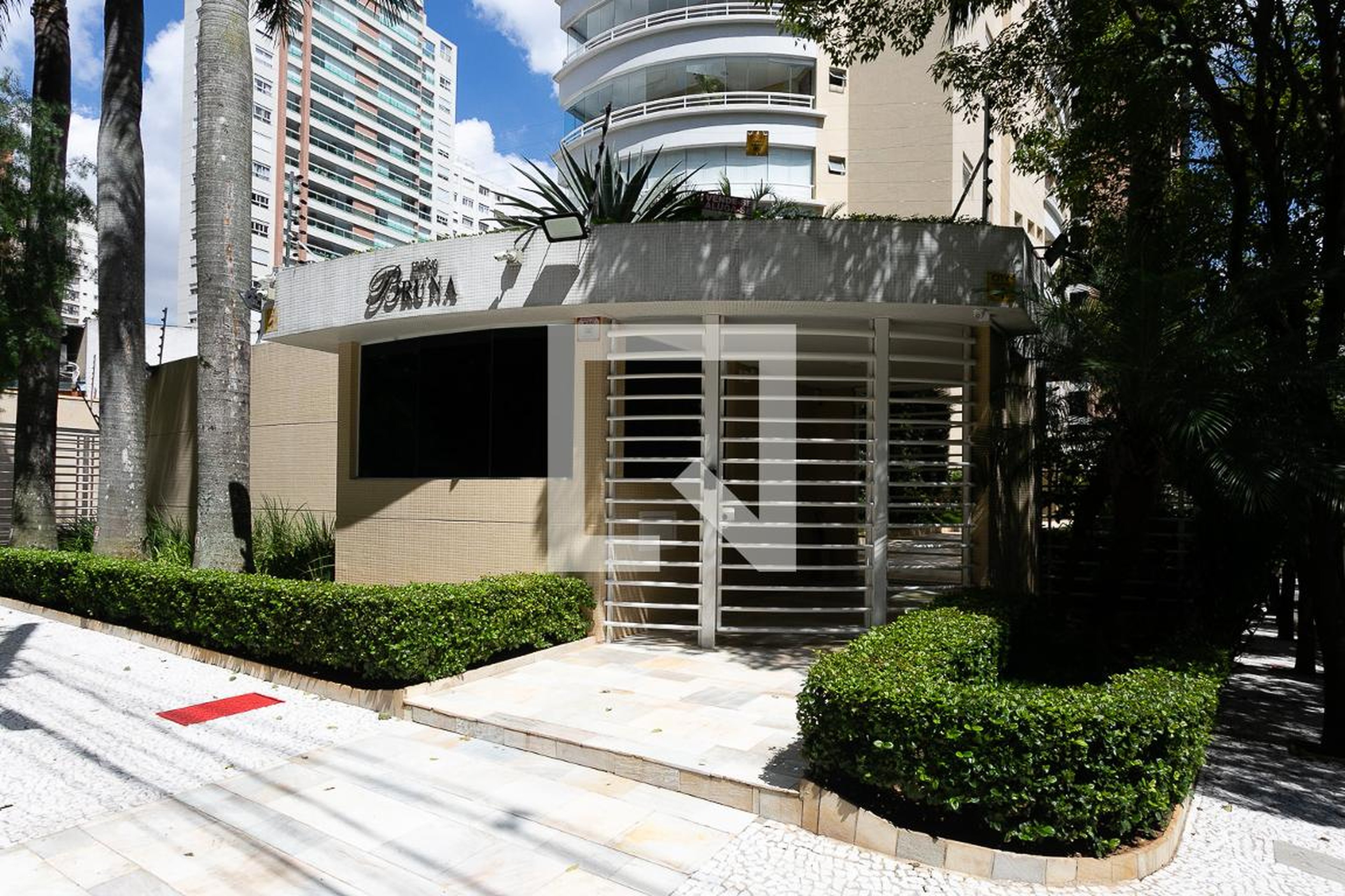 Fachada Condomínio em Rua Alcino Braga, 1413