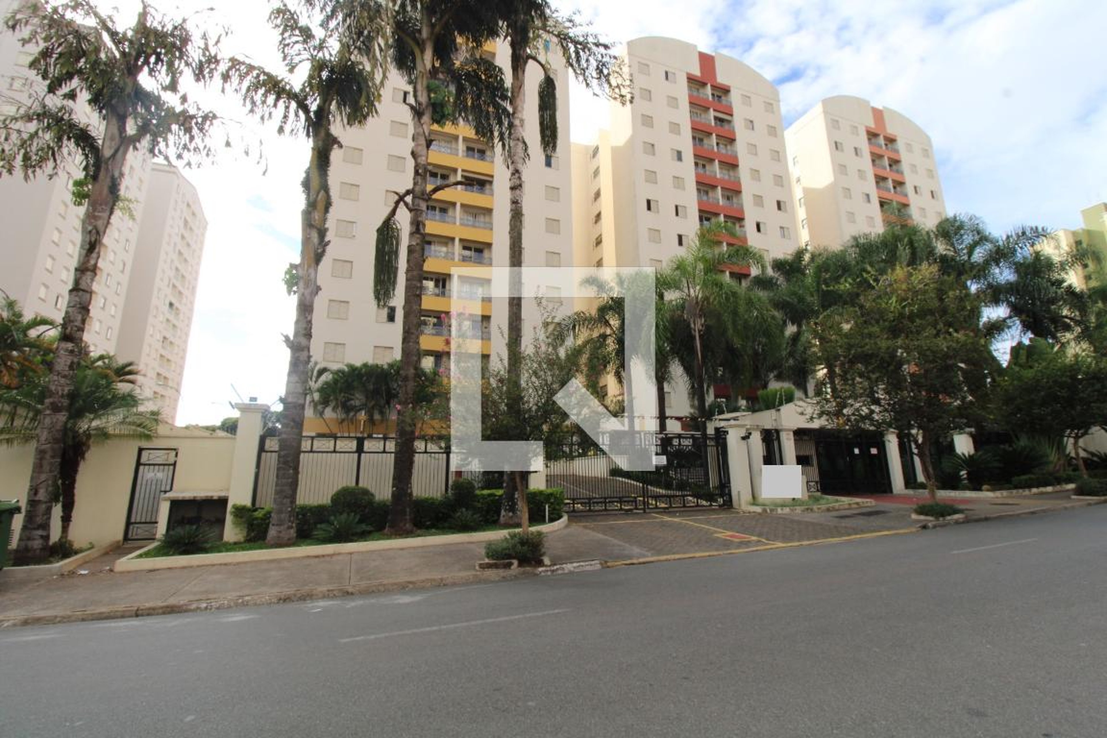 Fachada do Condomínio Condomínio Miami Gardens