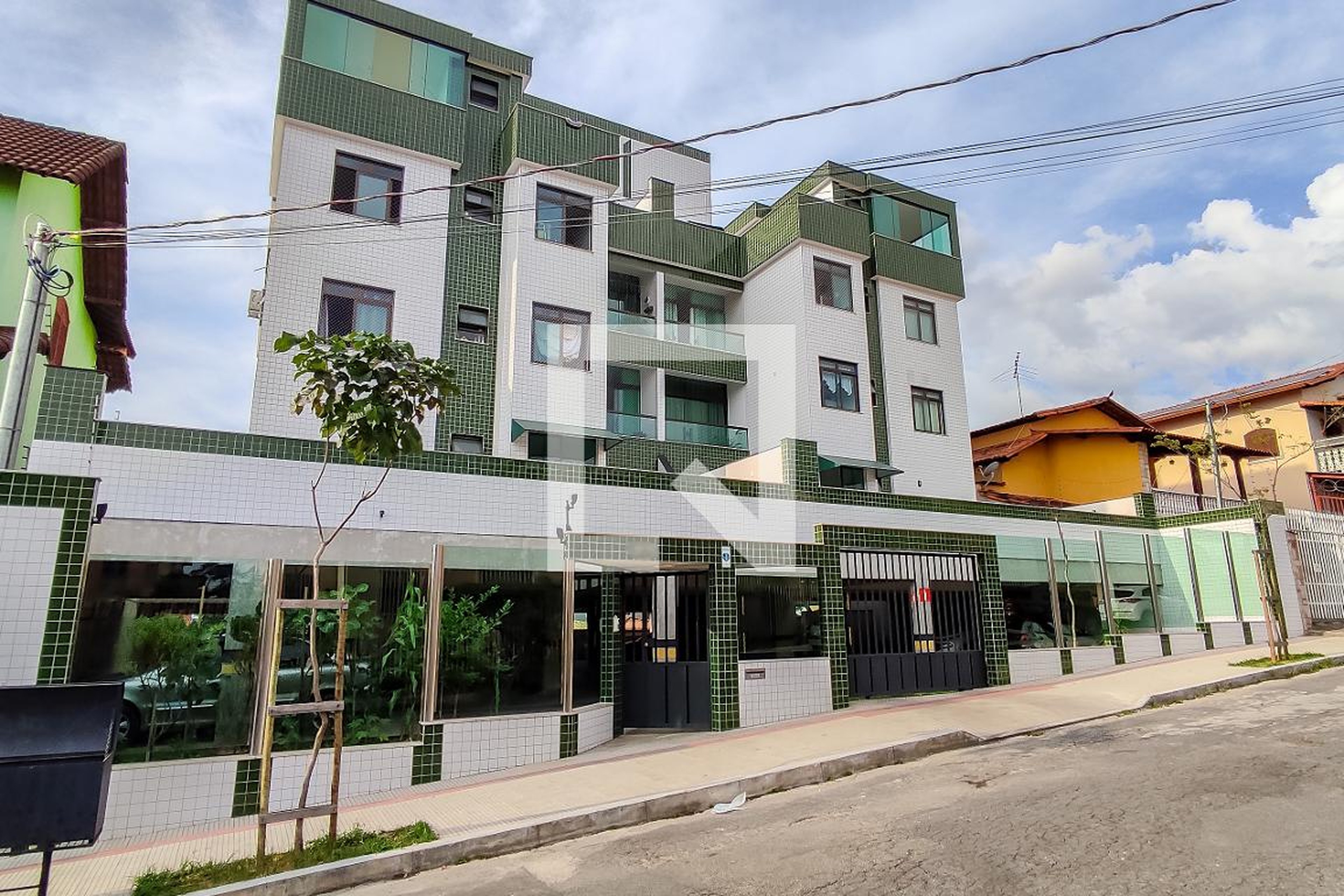 Fachada Condomínio em Rua Rogerio Luciano, 228