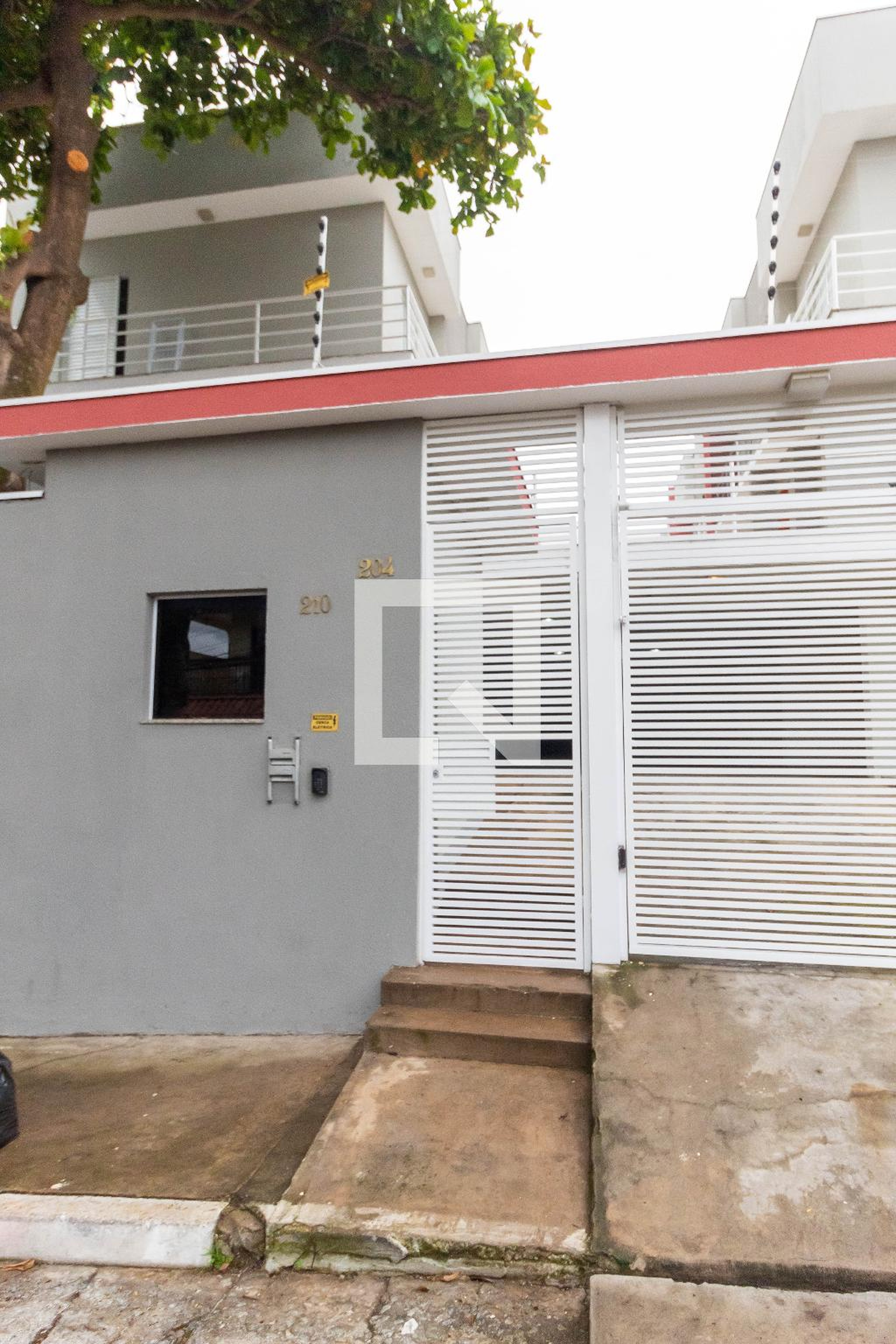 Fachada Condomínio em Rua Dona Cecília Santana, 204