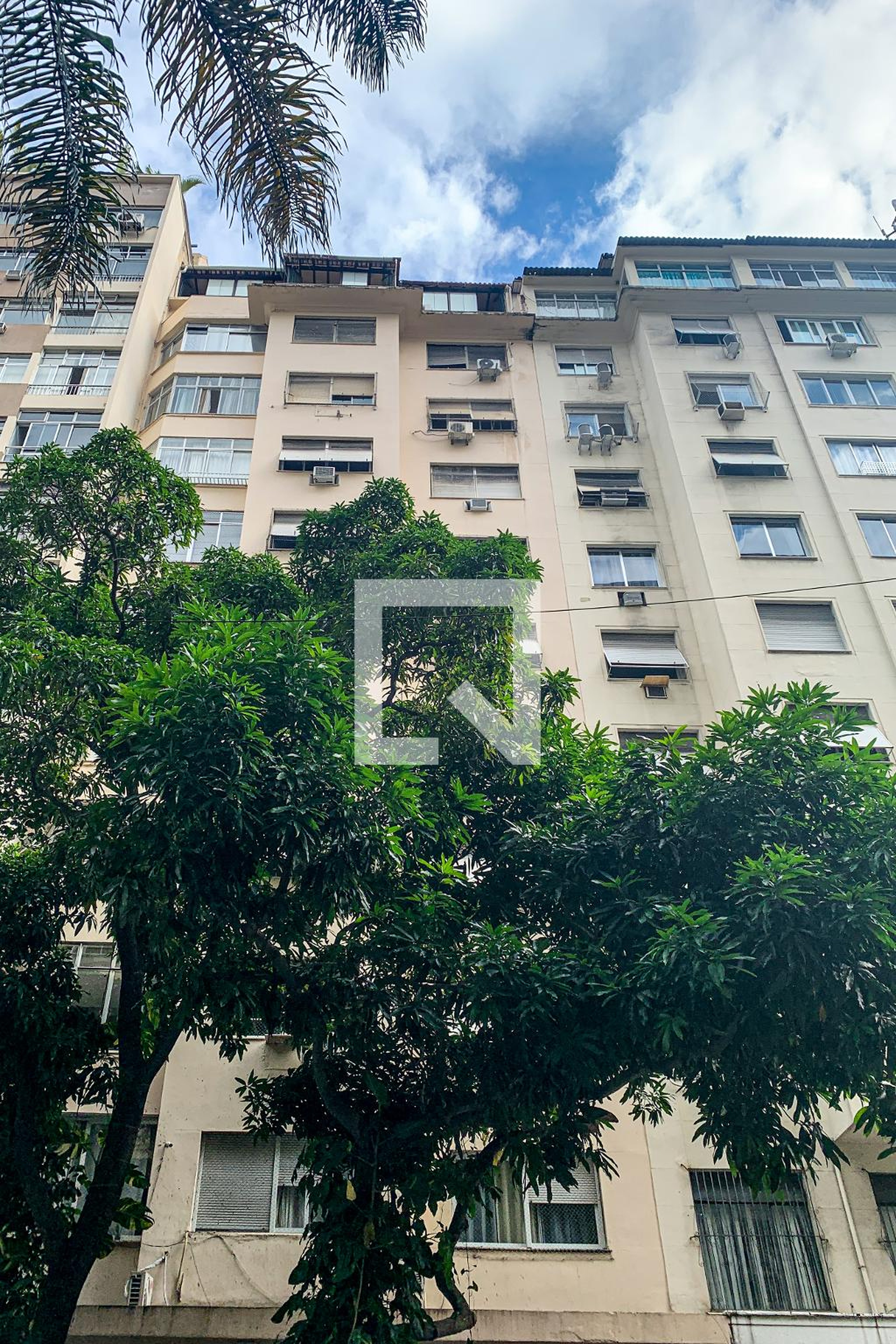 Fachada Condomínio em Rua Constante Ramos, 35