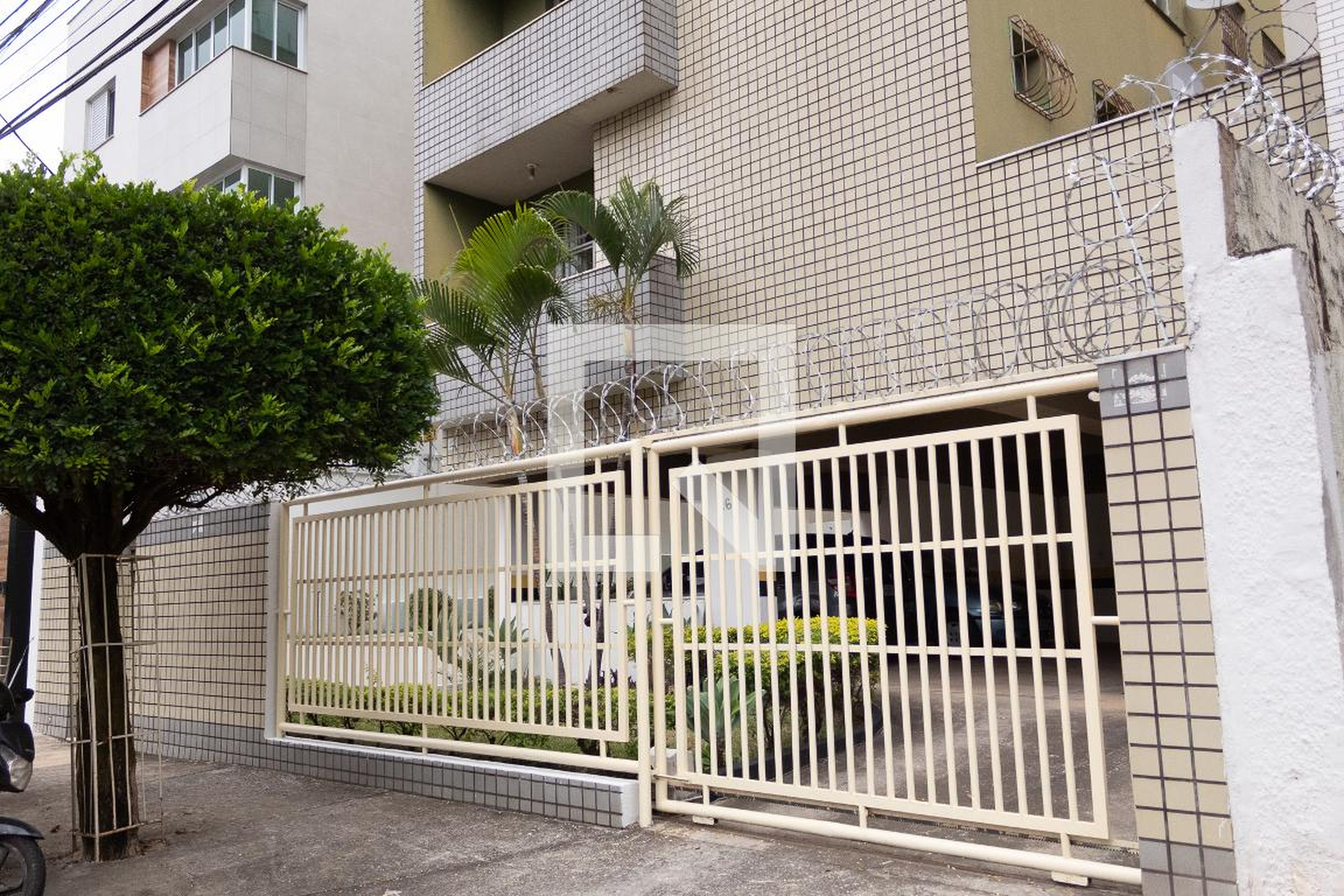 Fachada Condomínio em Rua Elza Moreira Lopes, 26