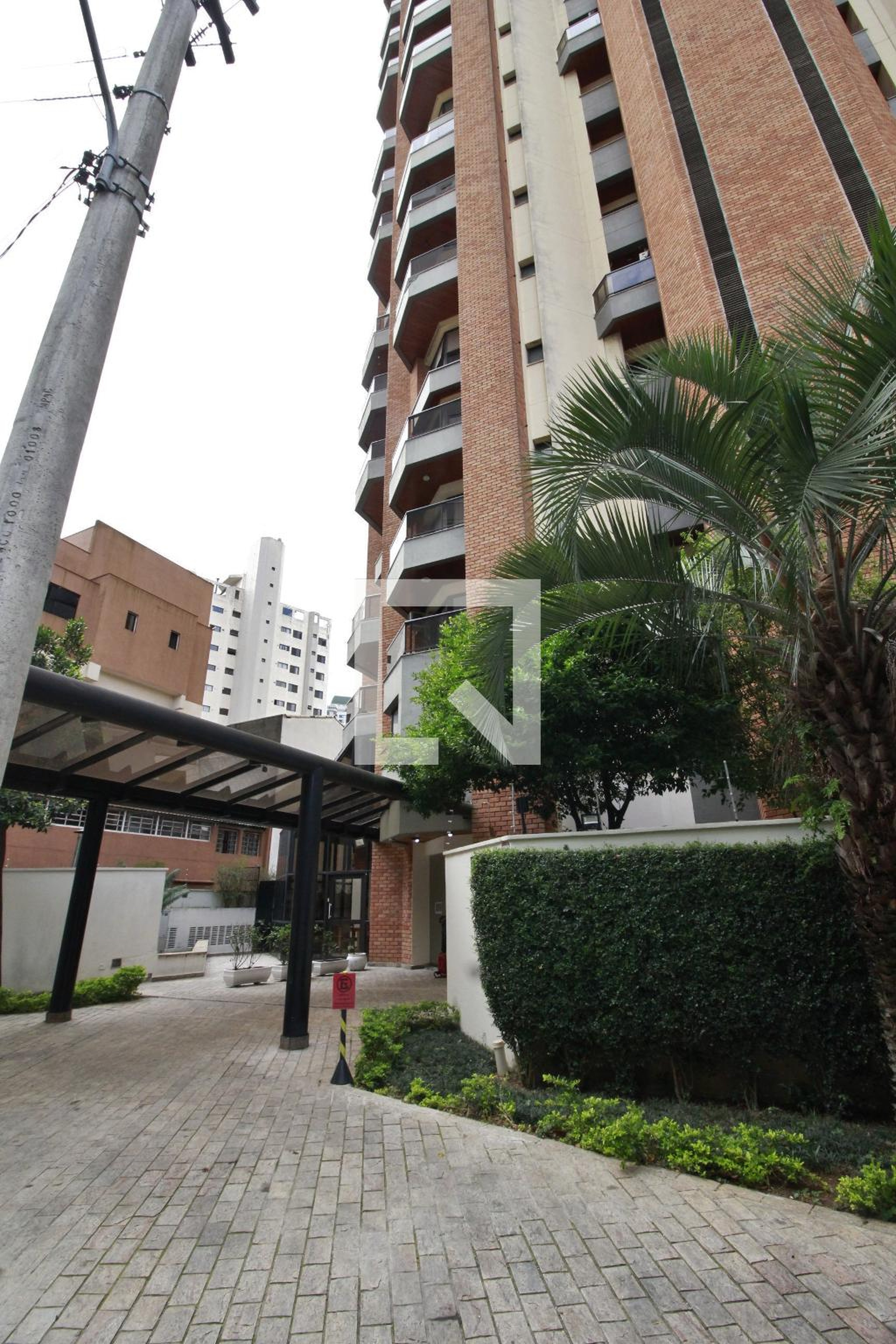 Fachada Condomínio em Rua Nazira Carone, 104