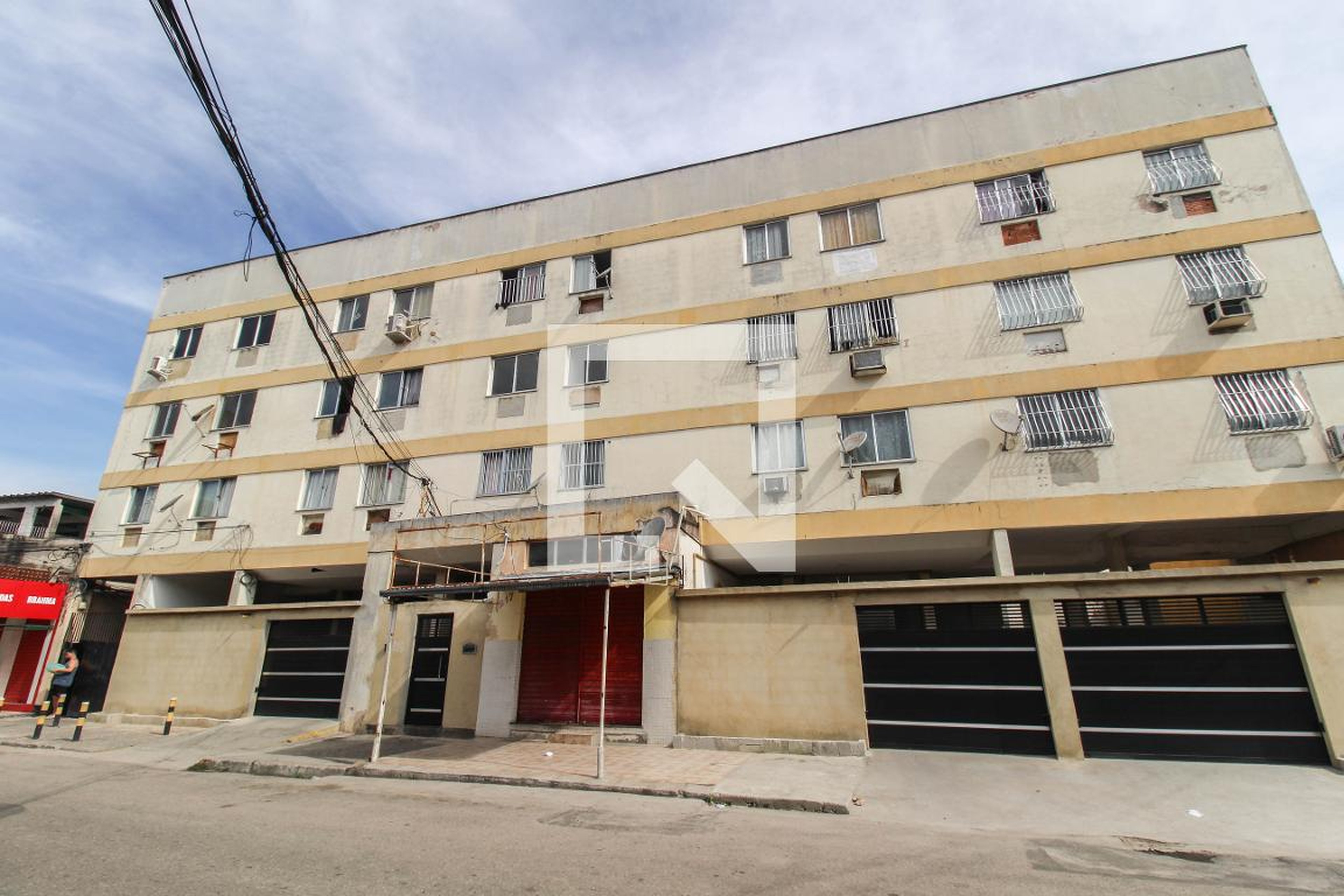 Fachada Condomínio em Rua Alberto Teixeira da Cunha, 1215