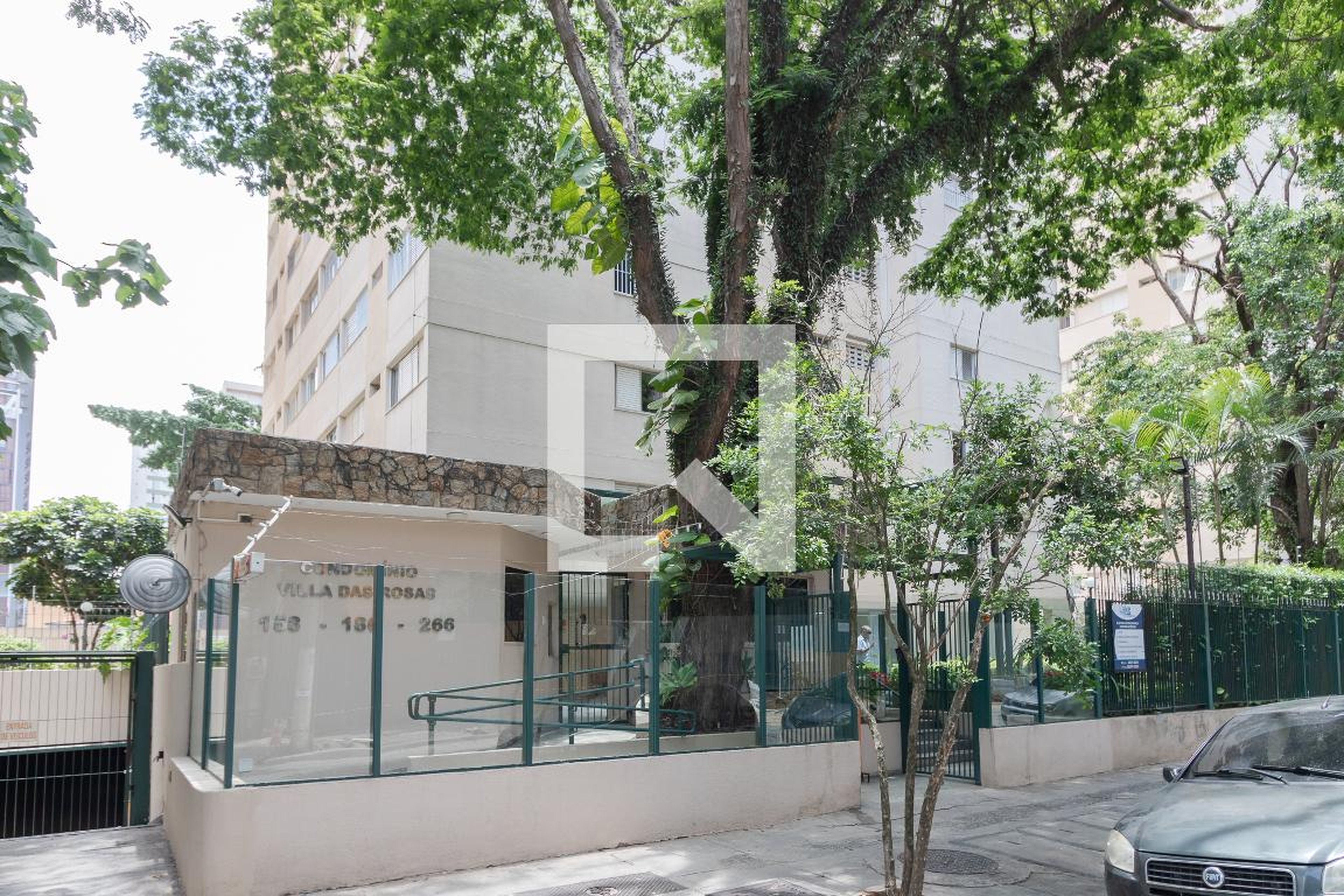 Fachada Condomínio em Rua Senador Milton Campos, 182