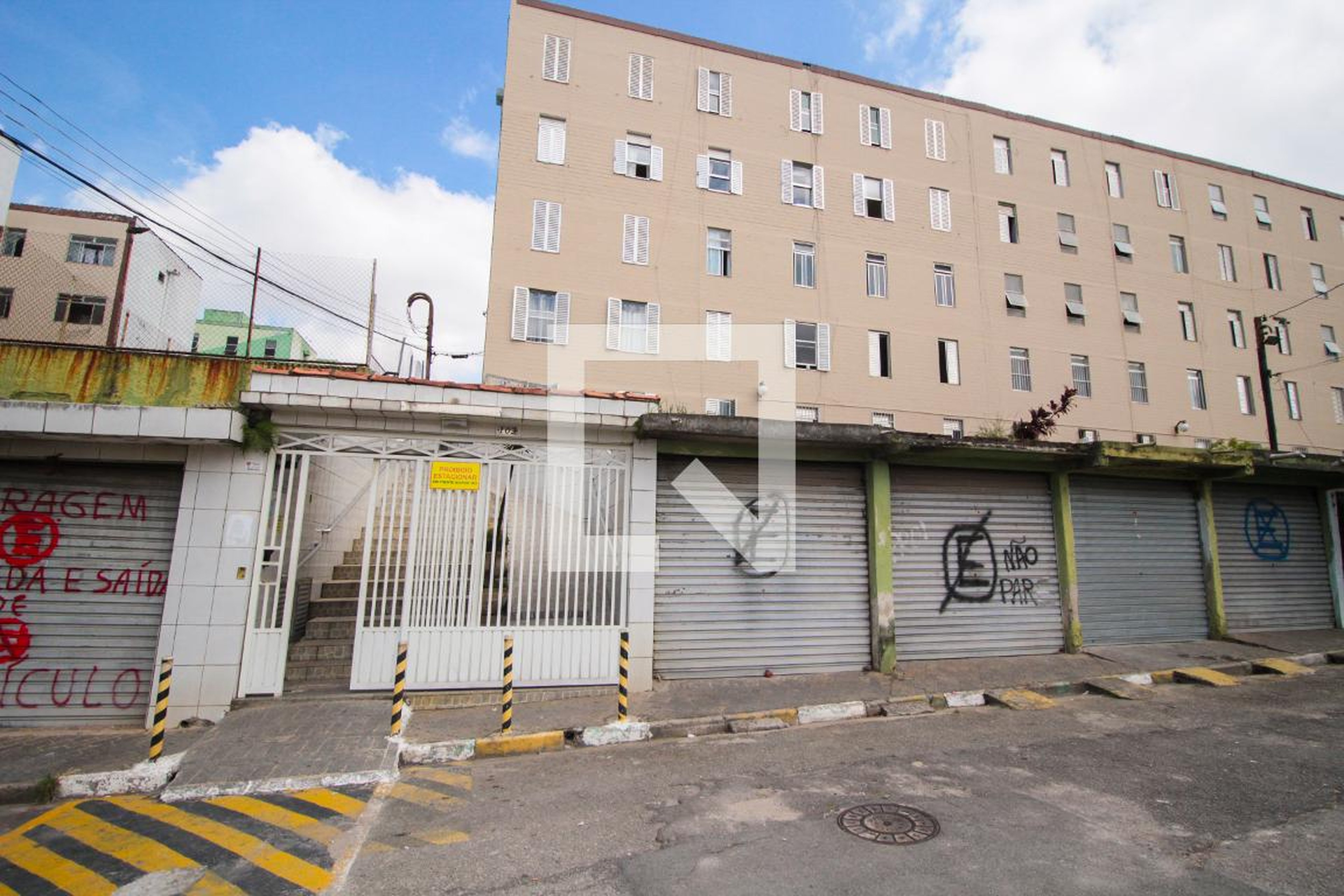 Fachada do Condomínio Condomínio Perobas III