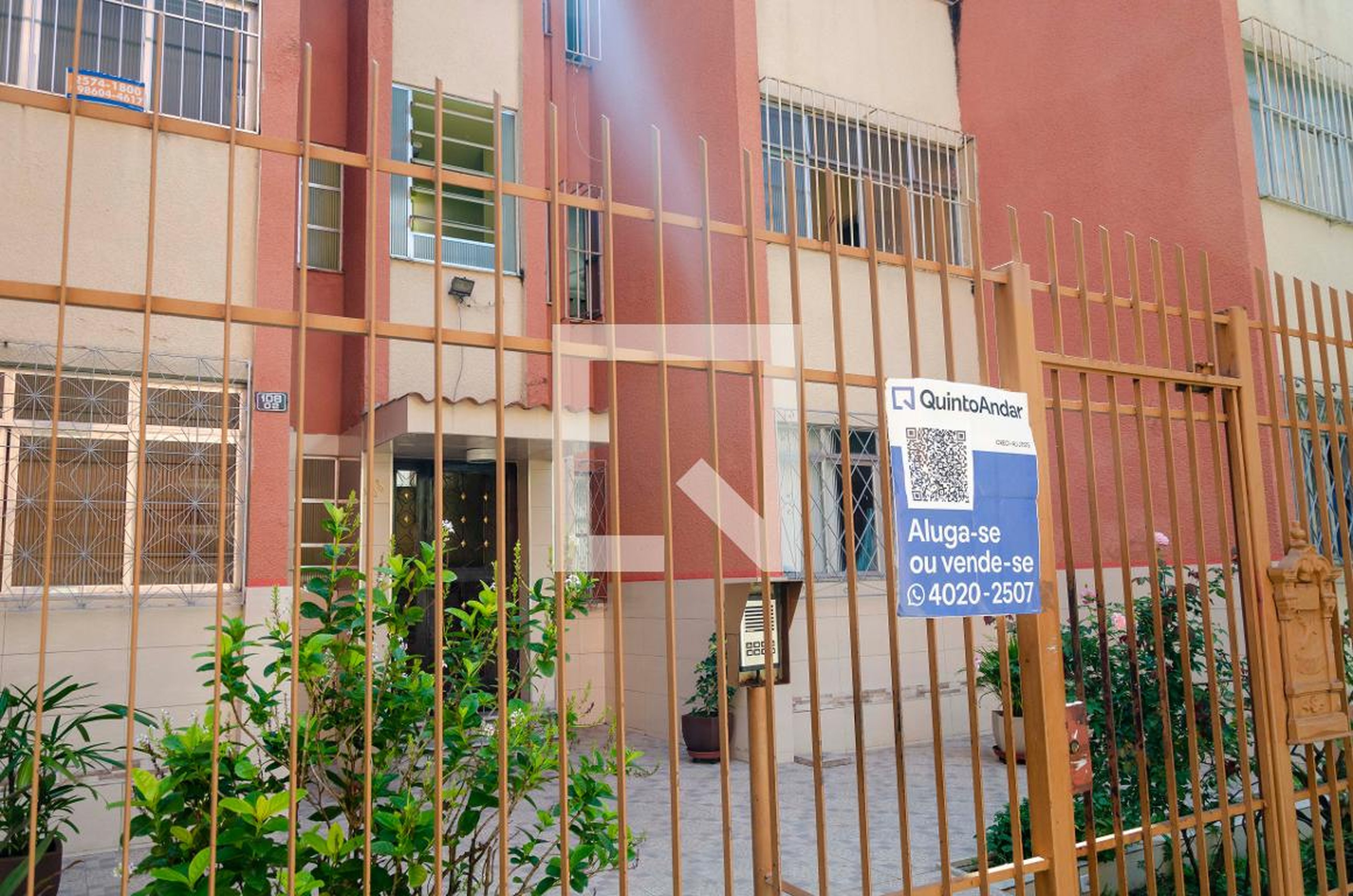 Entrada Condomínio em Rua Gilda de Abreu, 108