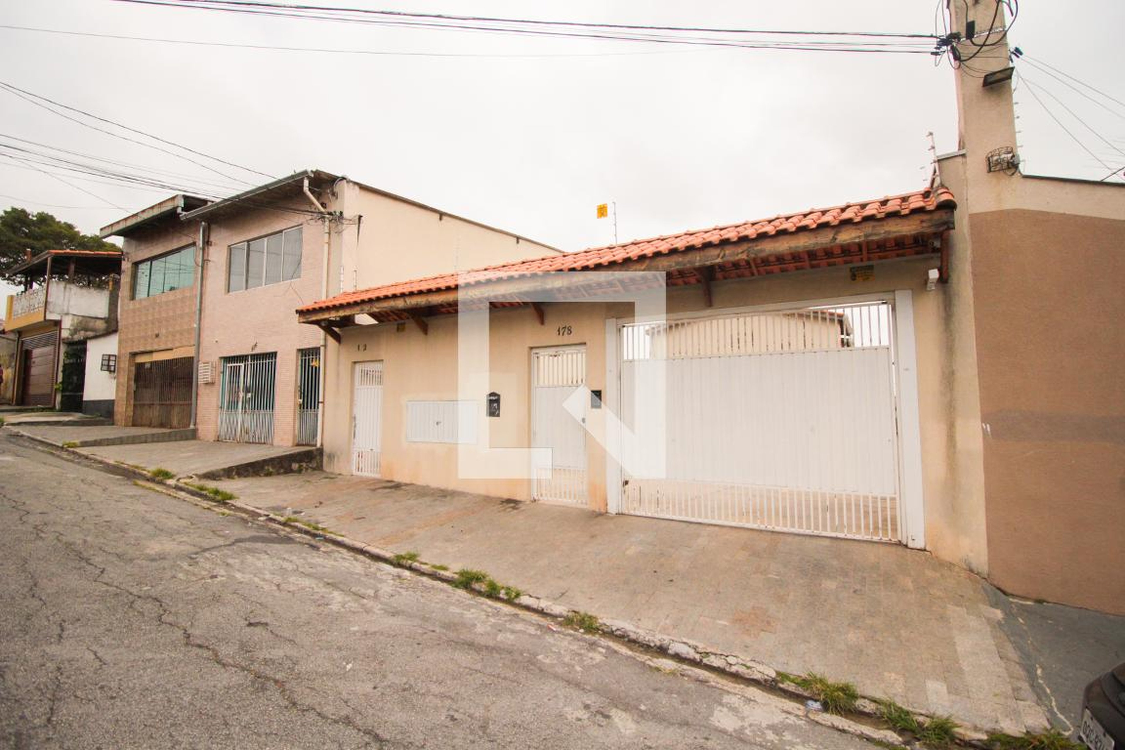 Fachada do Condomínio Condomínio Maruins