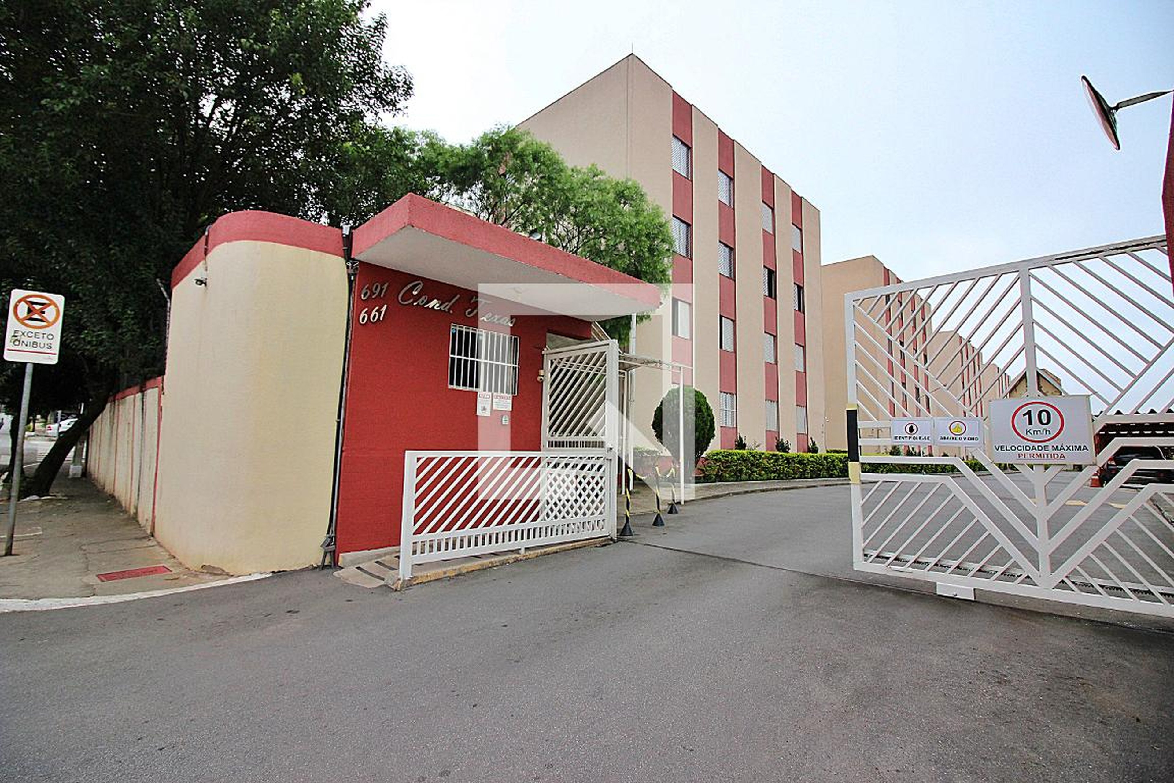 Fachada Condomínio em Rua Luís Alonso Pérez, 155