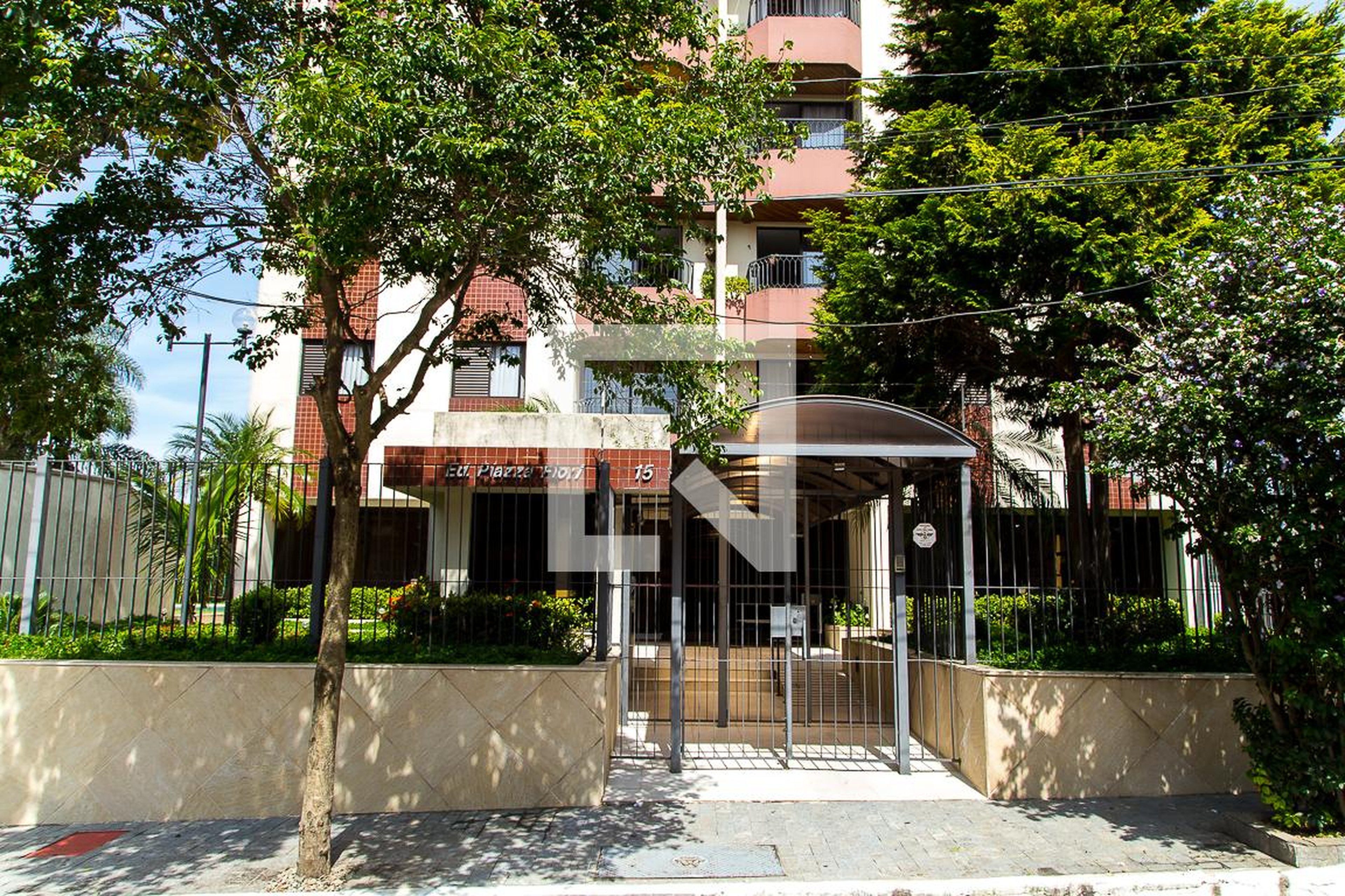 Fachada Condomínio em Rua Pedro Badra, 140