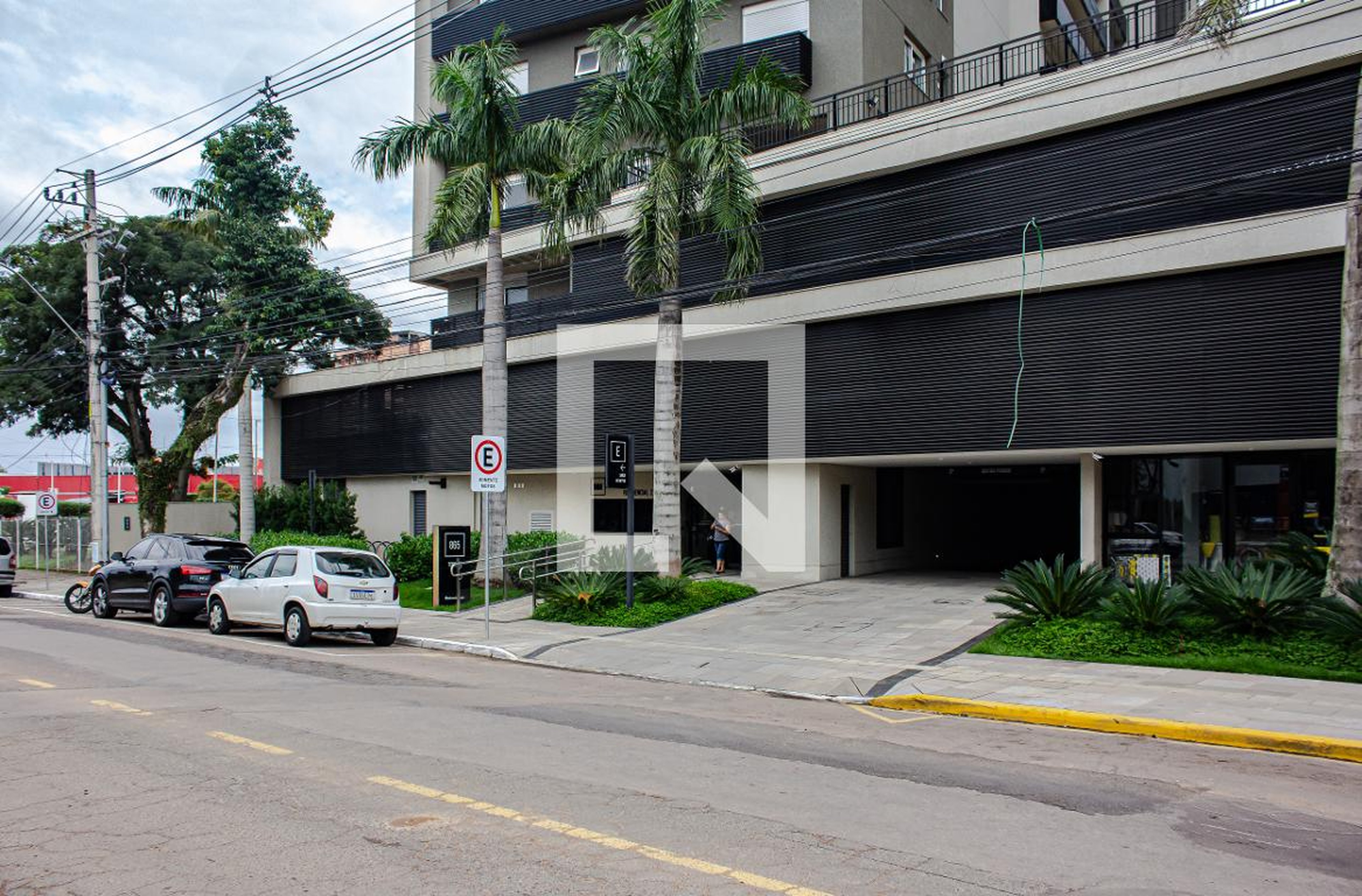 Fachada do Condomínio Condomínio Max Plaza