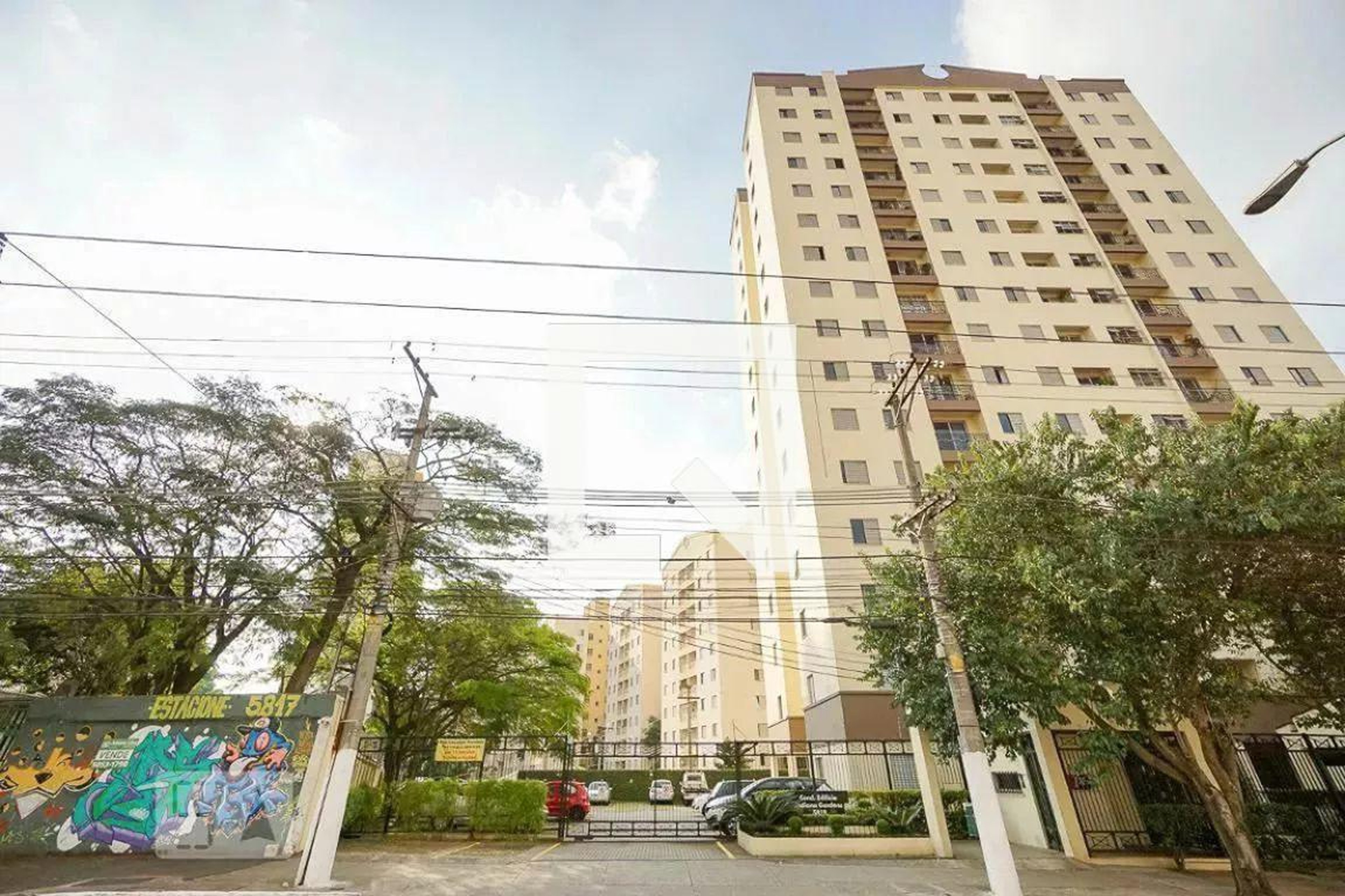 Fachada do Condomínio Condomínio Indiana Gardens