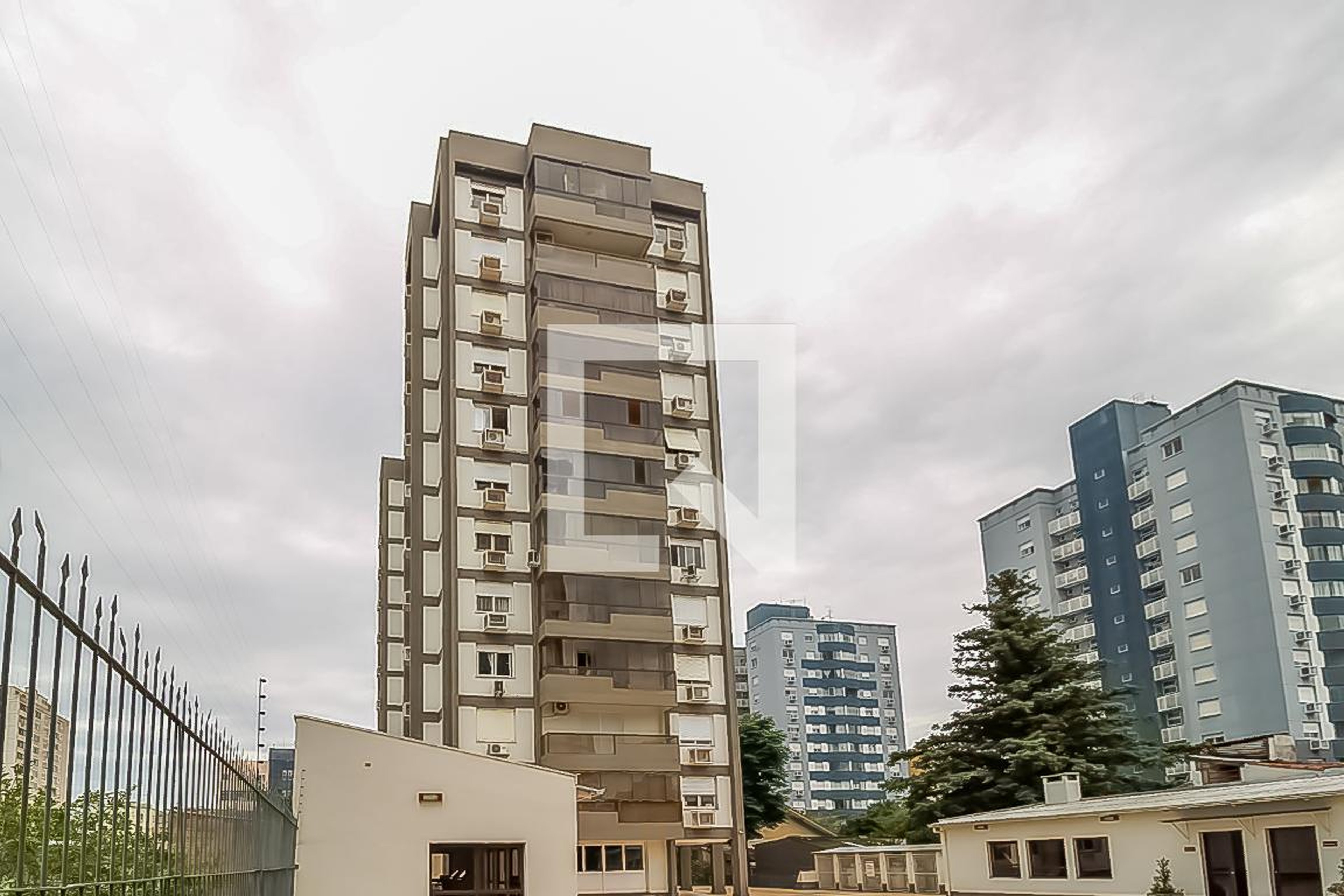 Fachada do Condomínio Condomínio em Avenida Guilherme Schell, 5448