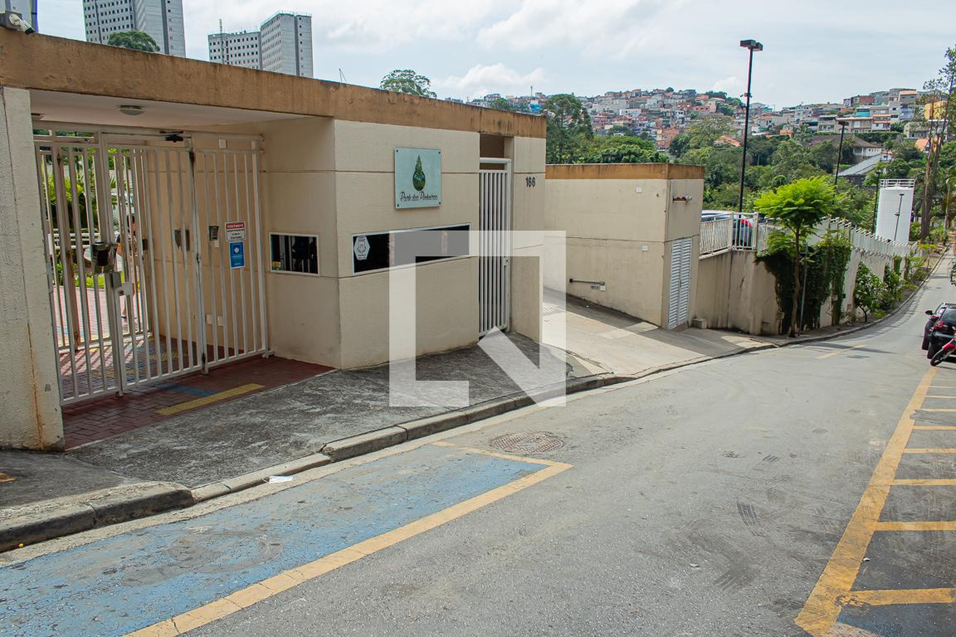 Fachada do Condomínio Condomínio Parque dos Pinheiros