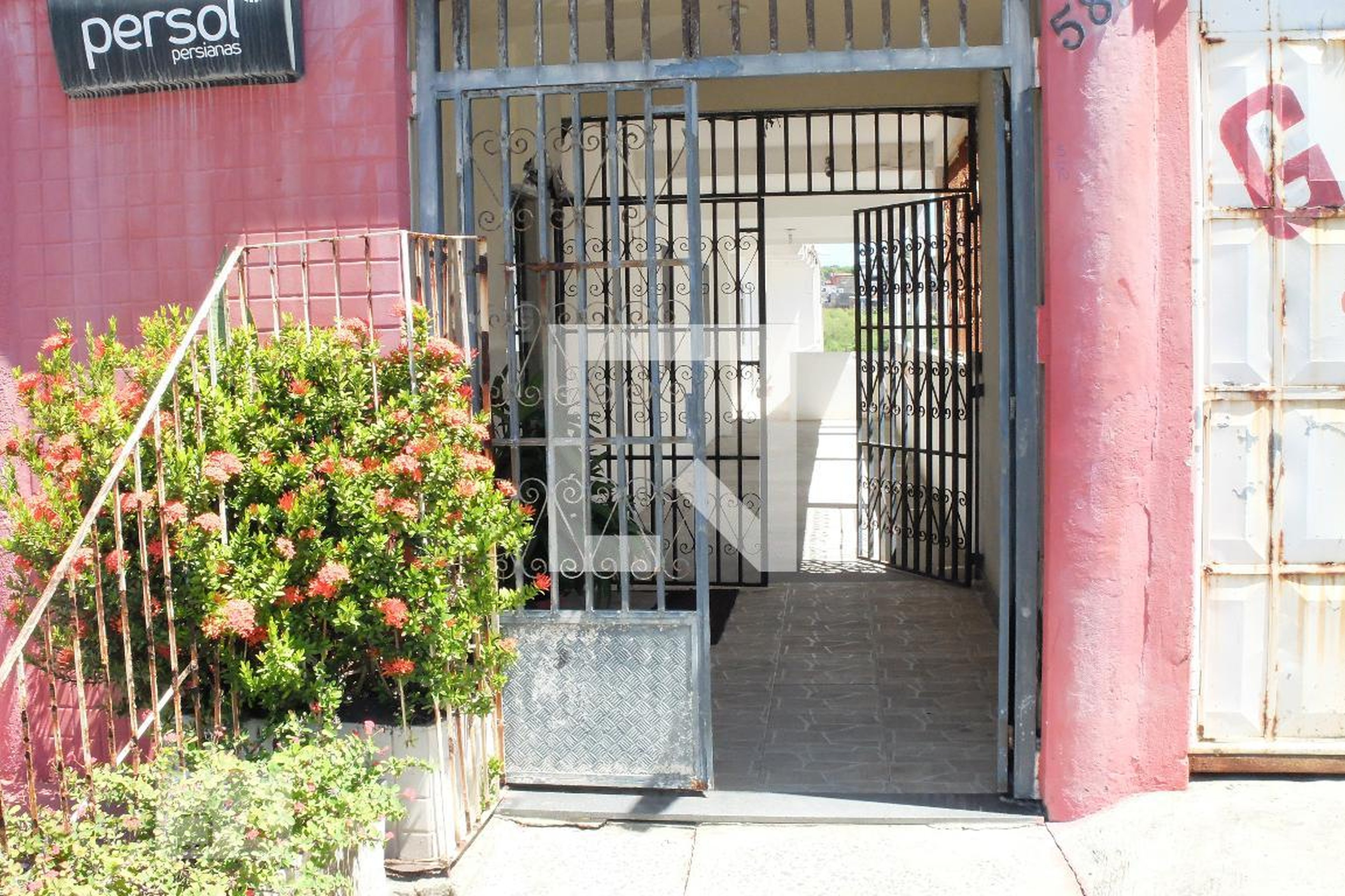 Fachada Condomínio em Avenida Professor Manoel Ribeiro, 582