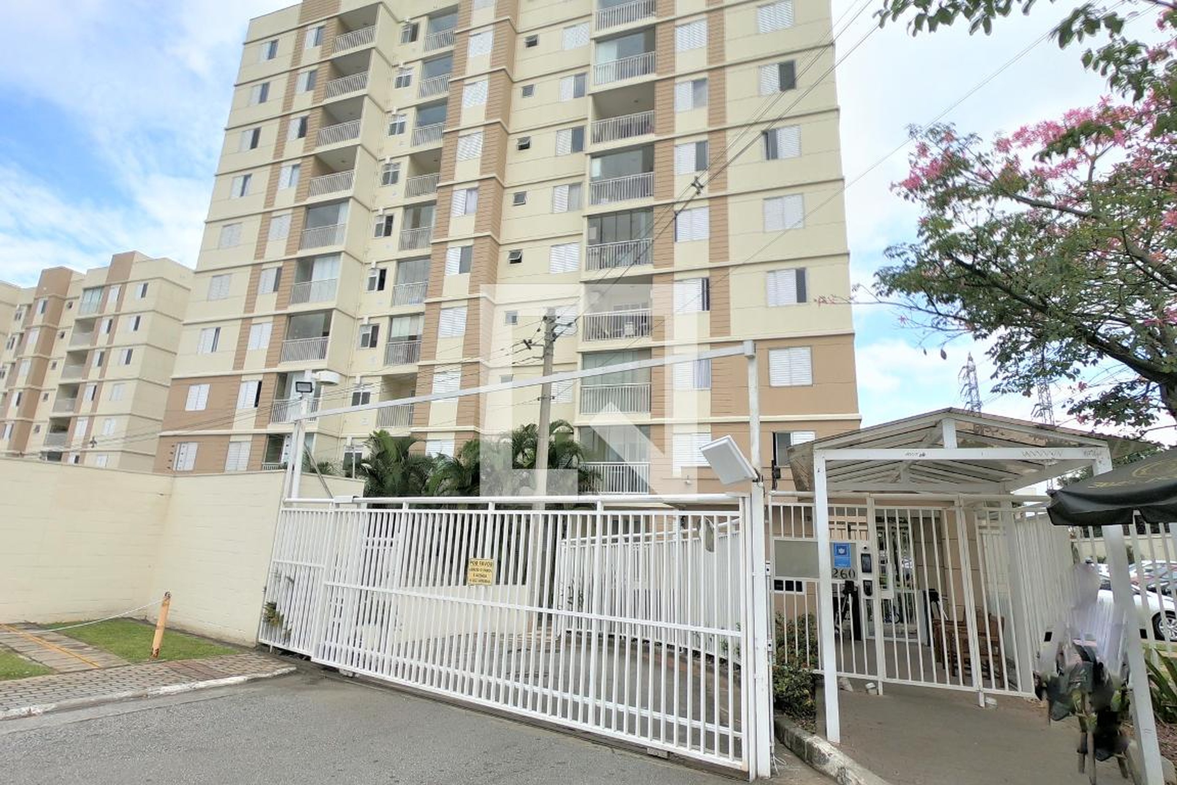 Fachada Condomínio em Rua Cavadas, 1525