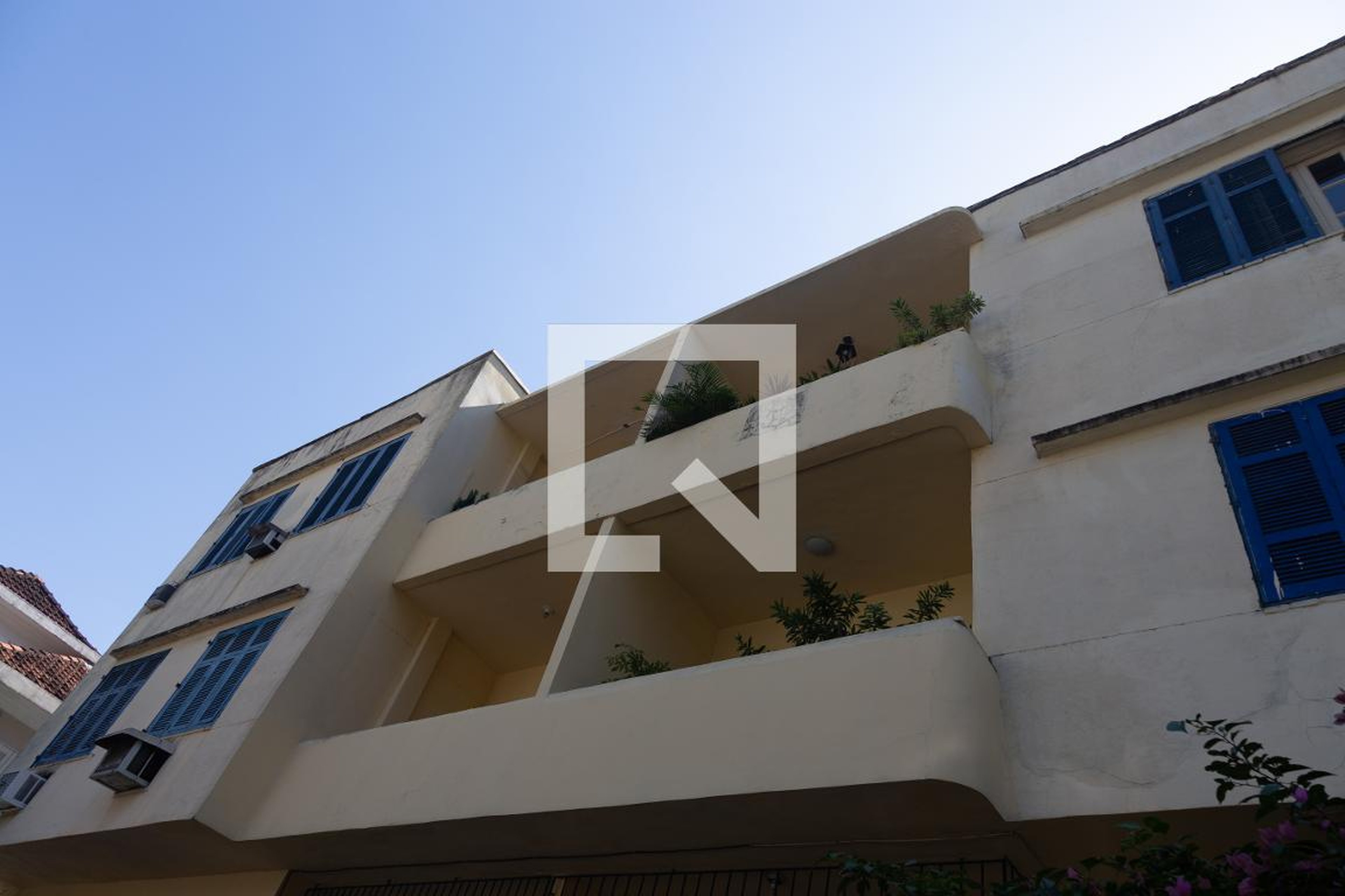 Fachada Condomínio em Rua Muniz Barreto, 682