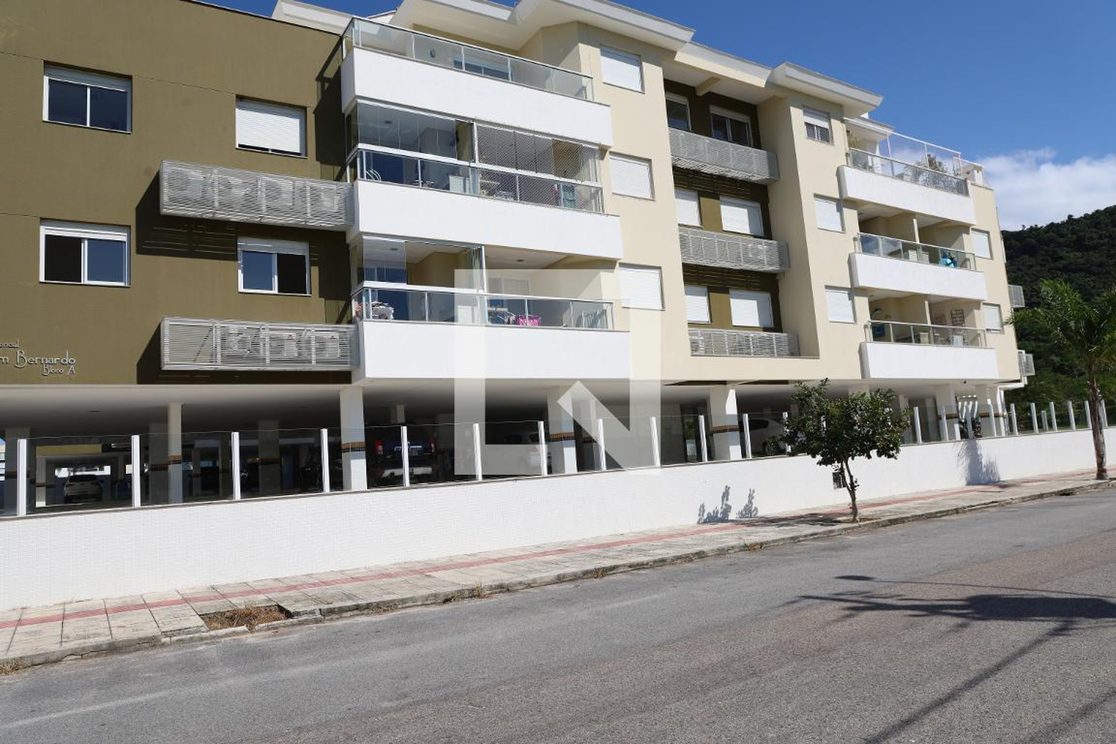 Fachada Condomínio em Rua Morro das Feiticeiras, 459