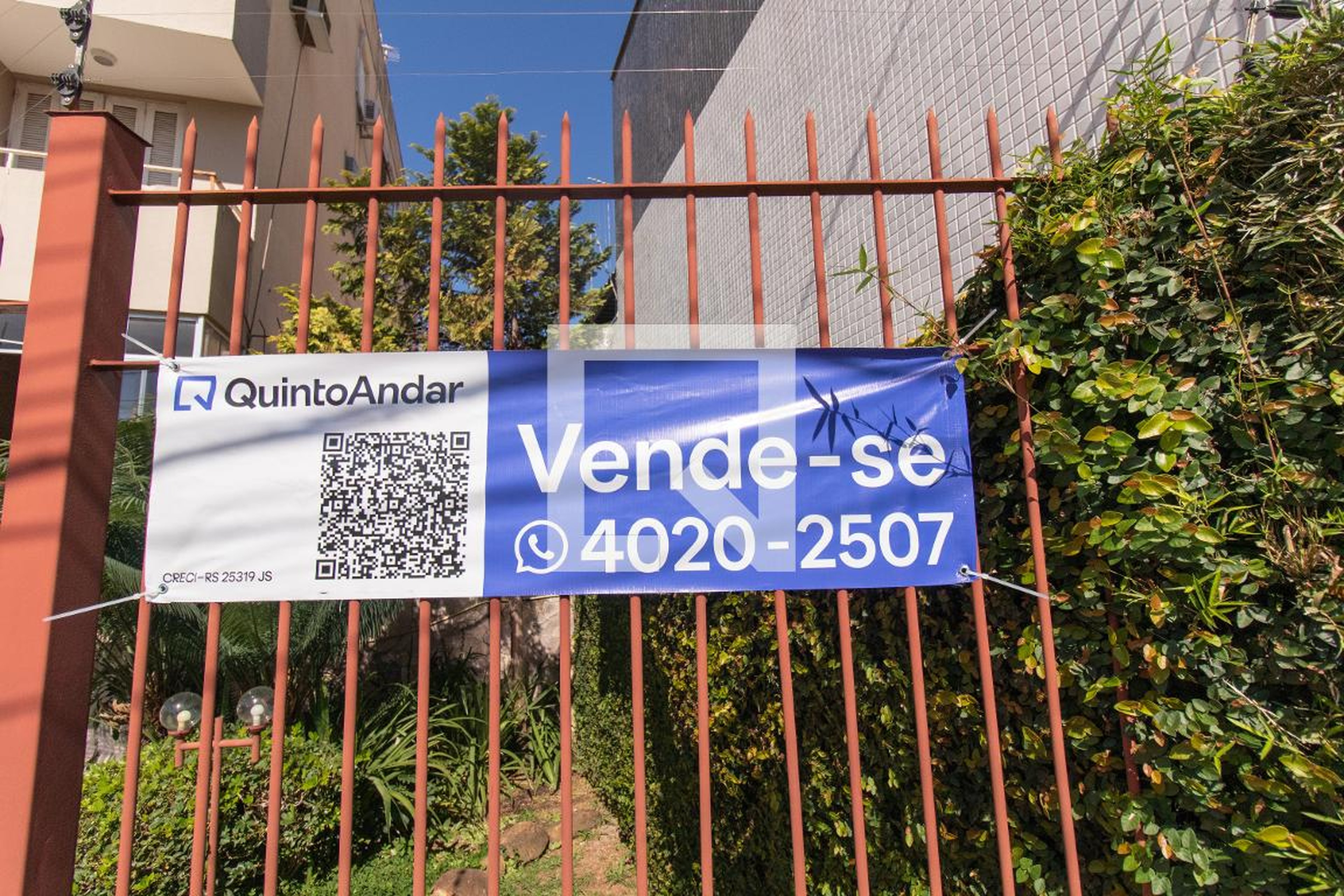 Fachada Condomínio em Rua Catão Coelho, 225