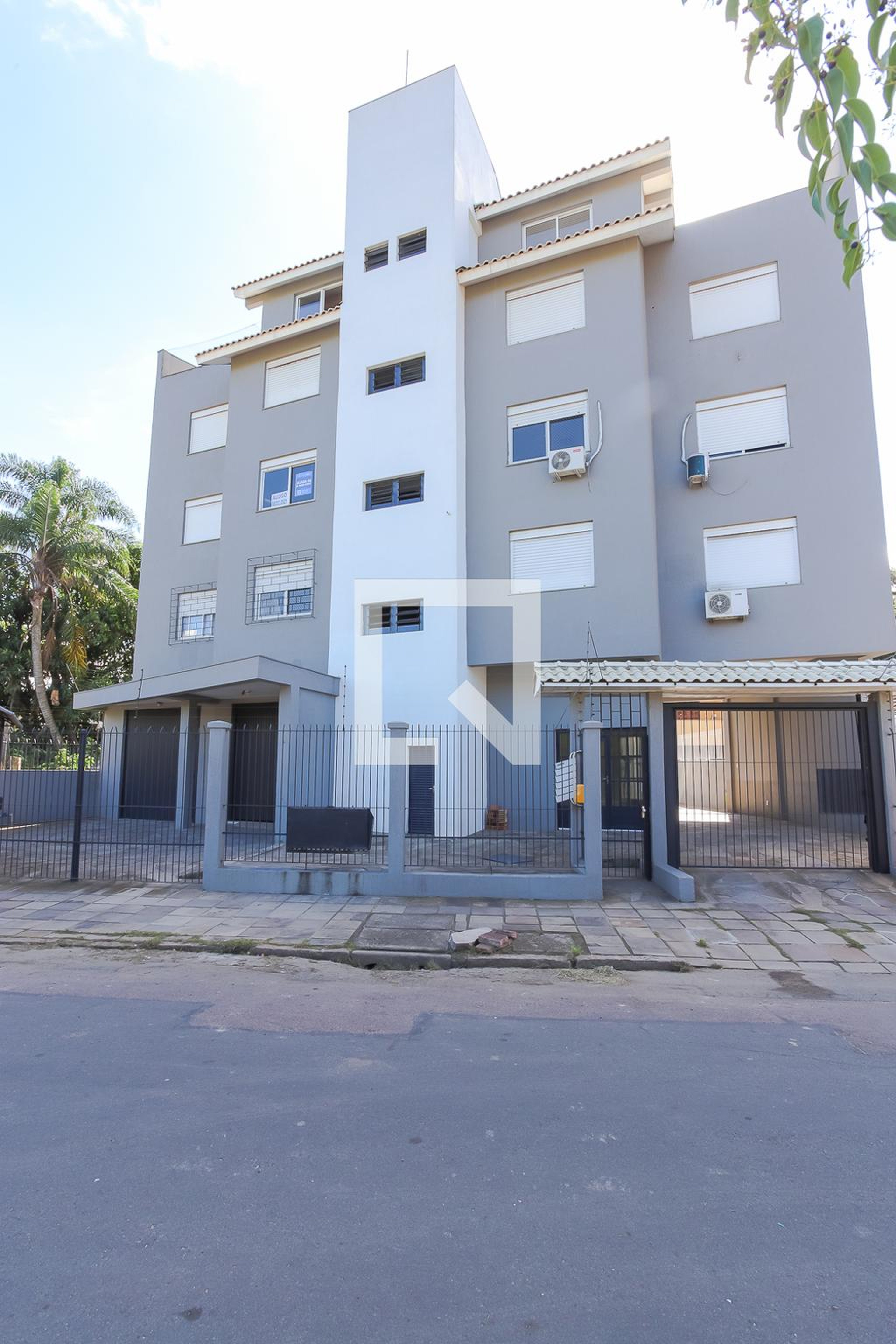 Fachada do prédio Condomínio em Rua Professor Antônio Peirouton Louzada, 8