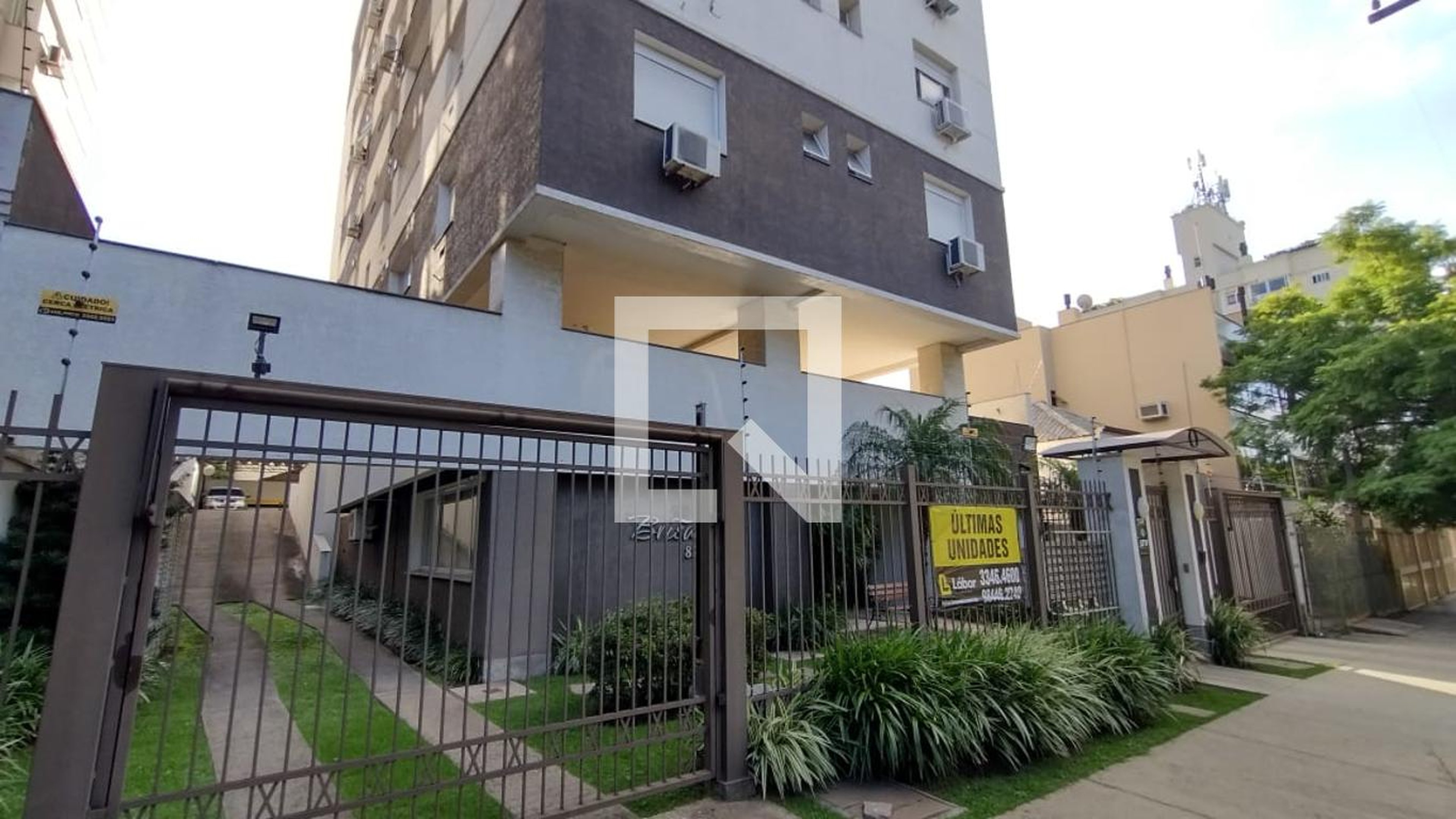 Fachada do Condomínio Condomínio Brusas