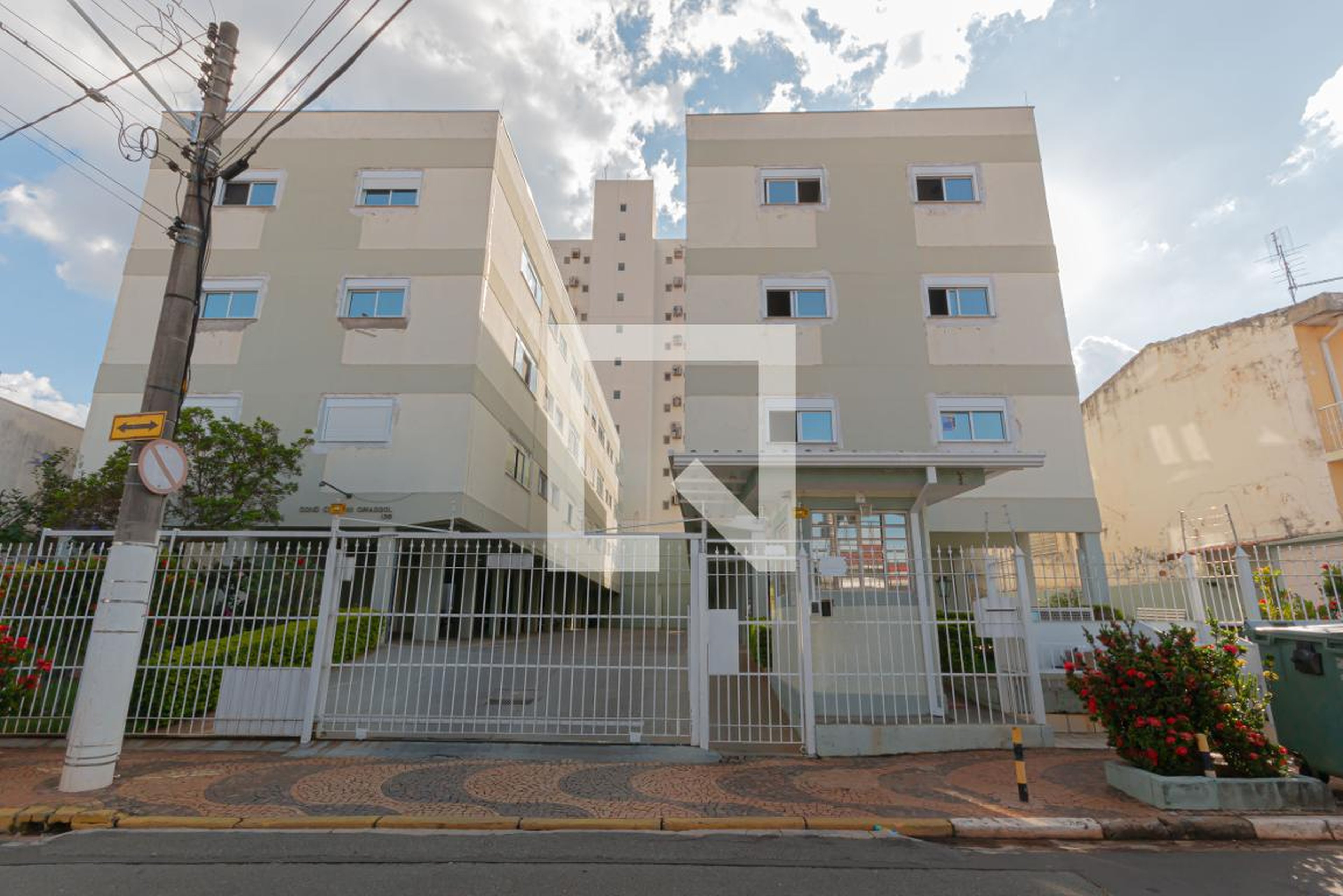 Fachada Condomínio em Rua Dona Ester Nogueira, 122